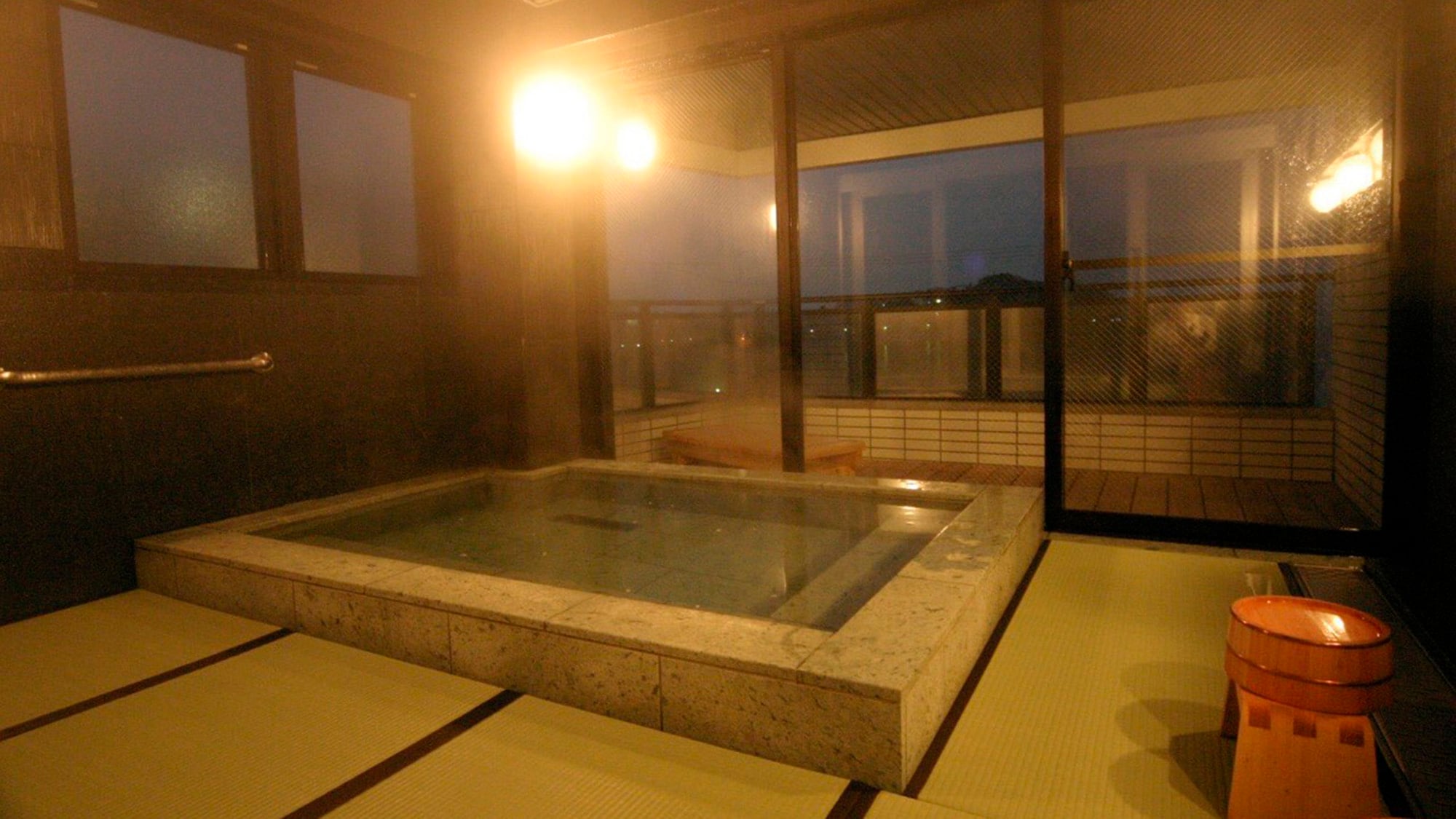・Bath/Mankei-no-Yu: Tatami flooring. Safe for children and the elderly.