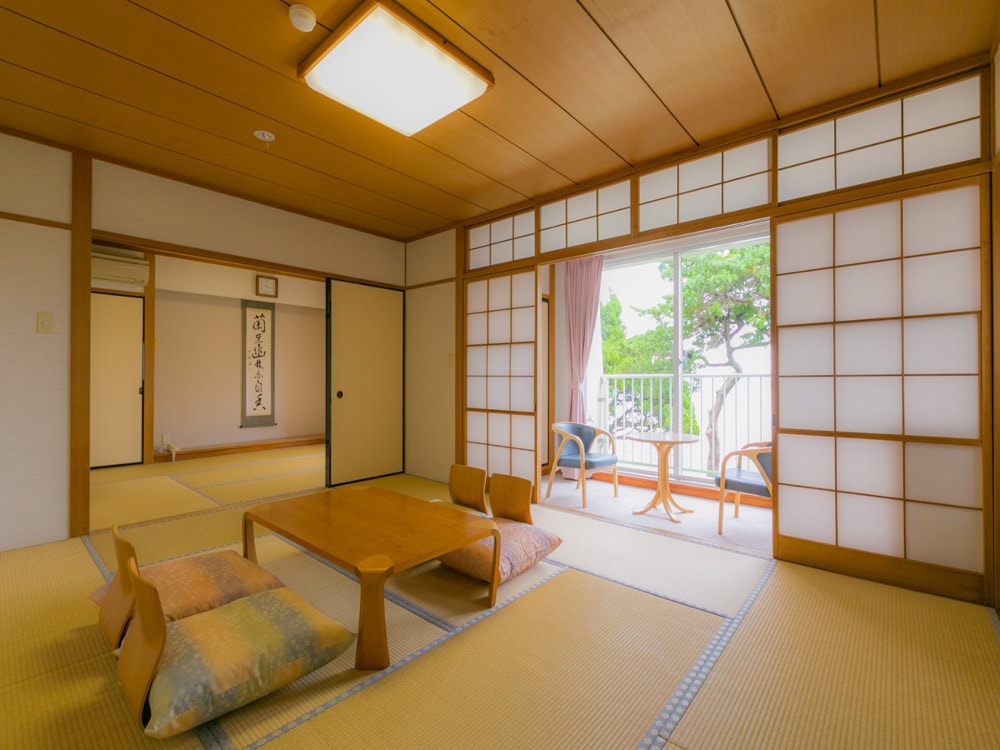 A spacious two-room adjoining room with an ocean view and an indoor hot spring bath, perfect for families.