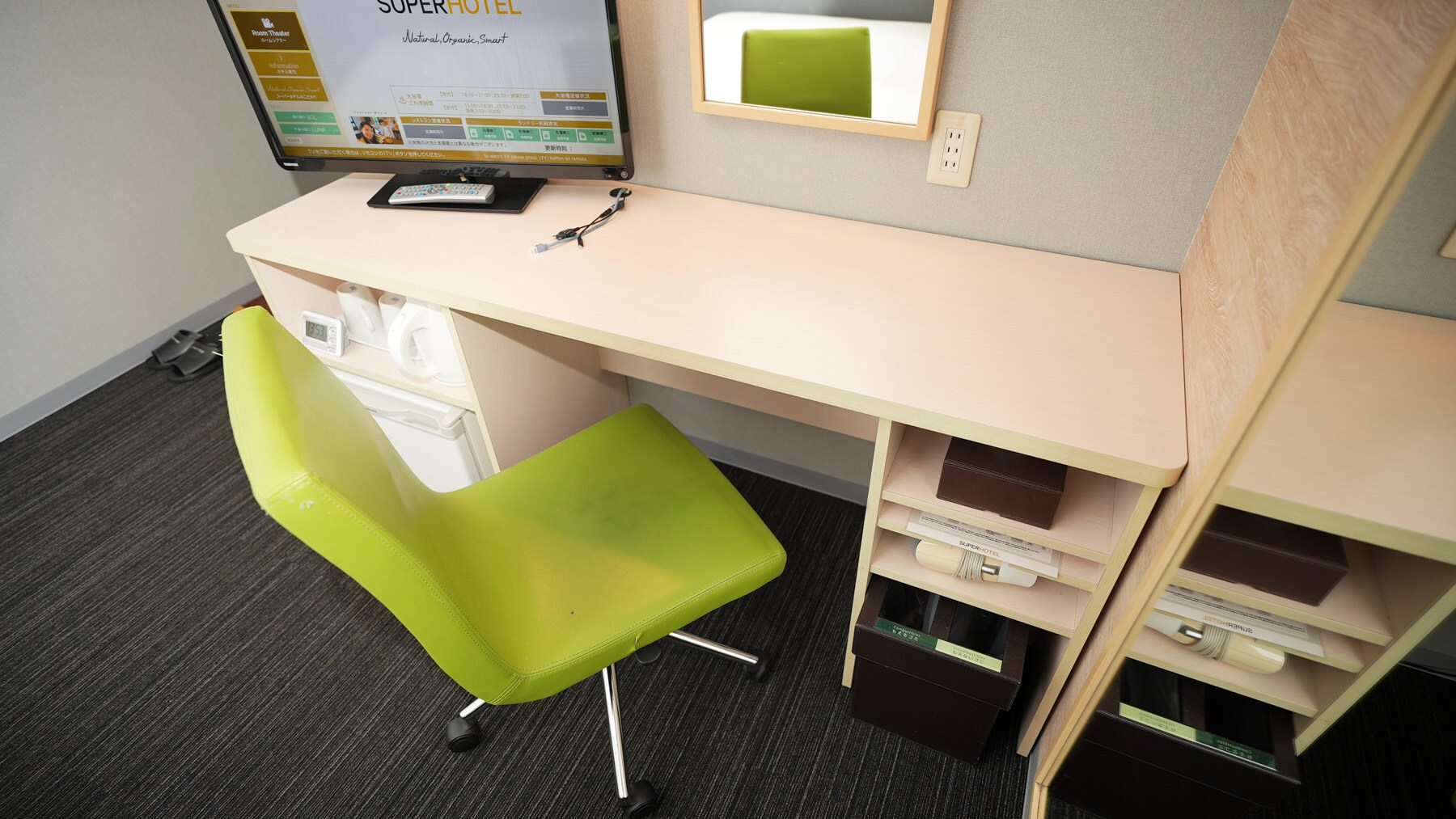 โต๊ะมีความสูงที่สะดวกต่อการรับประทานอาหารและทำงาน