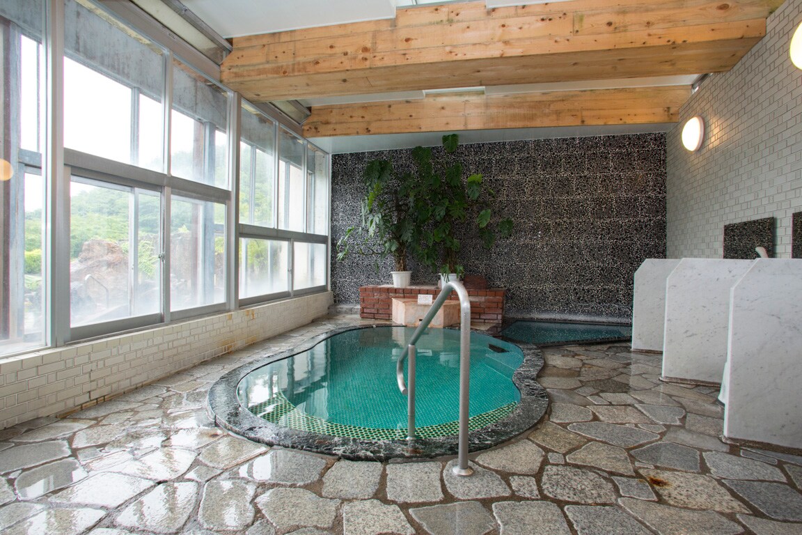 Men's Celadon Bath The source of the spring is a natural spring that has been flowing since the Asuka period, and is famous as a hot spring that grants immortality and longevity.