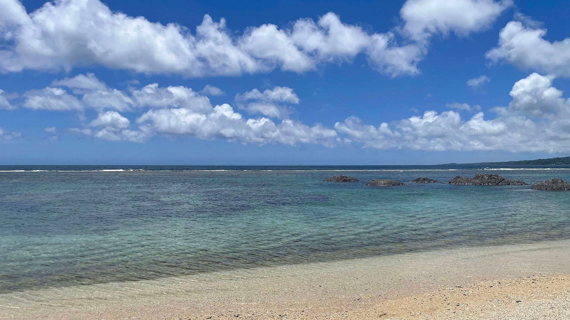・[Nearby] You can enjoy swimming and walking in the crystal clear blue sea.