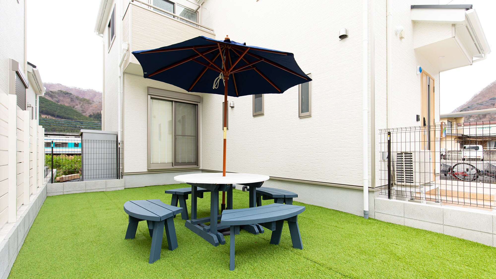 [Building D, courtyard] Refresh yourself with some fresh air on a nice day!