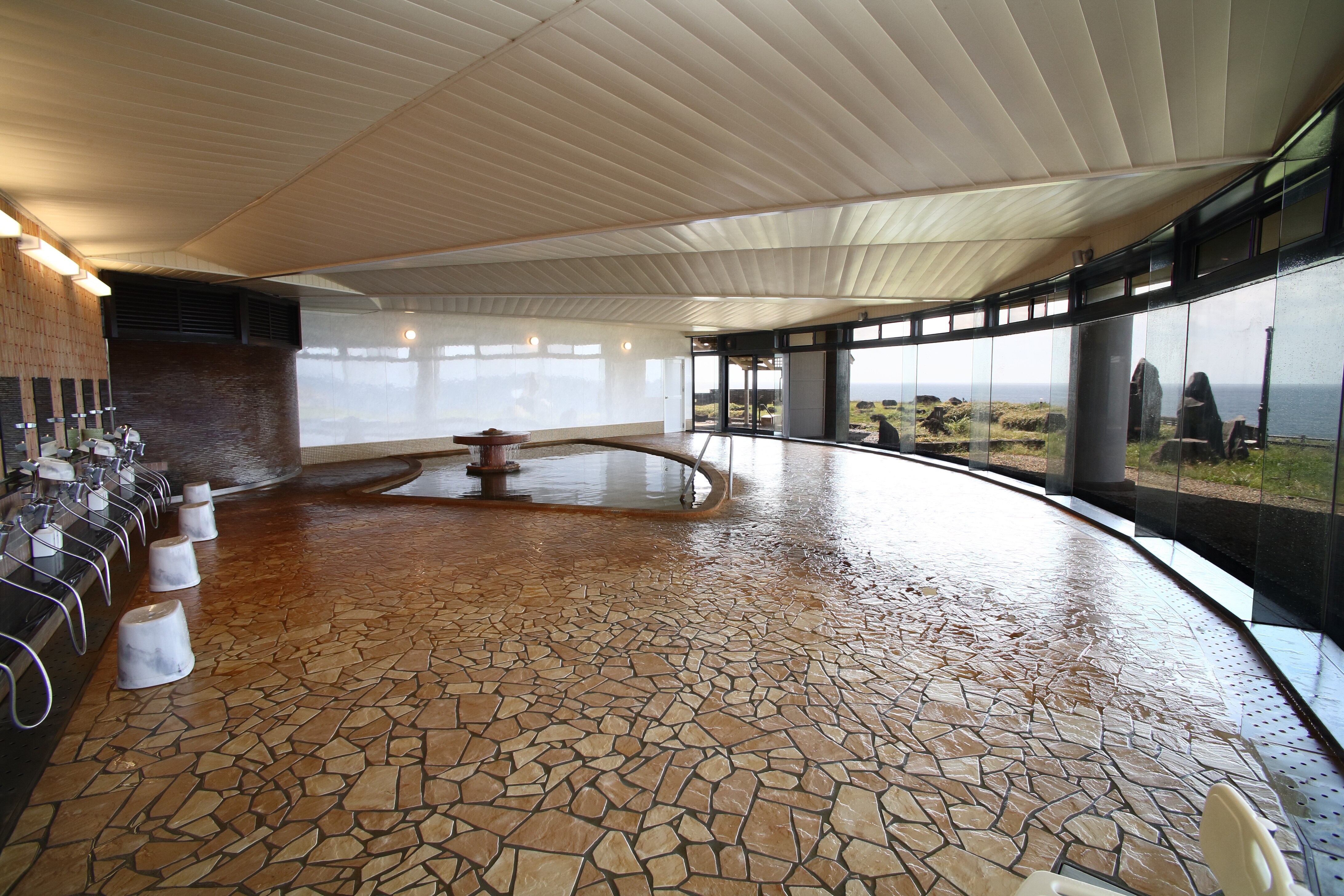 Hot spring/large bath (male side)