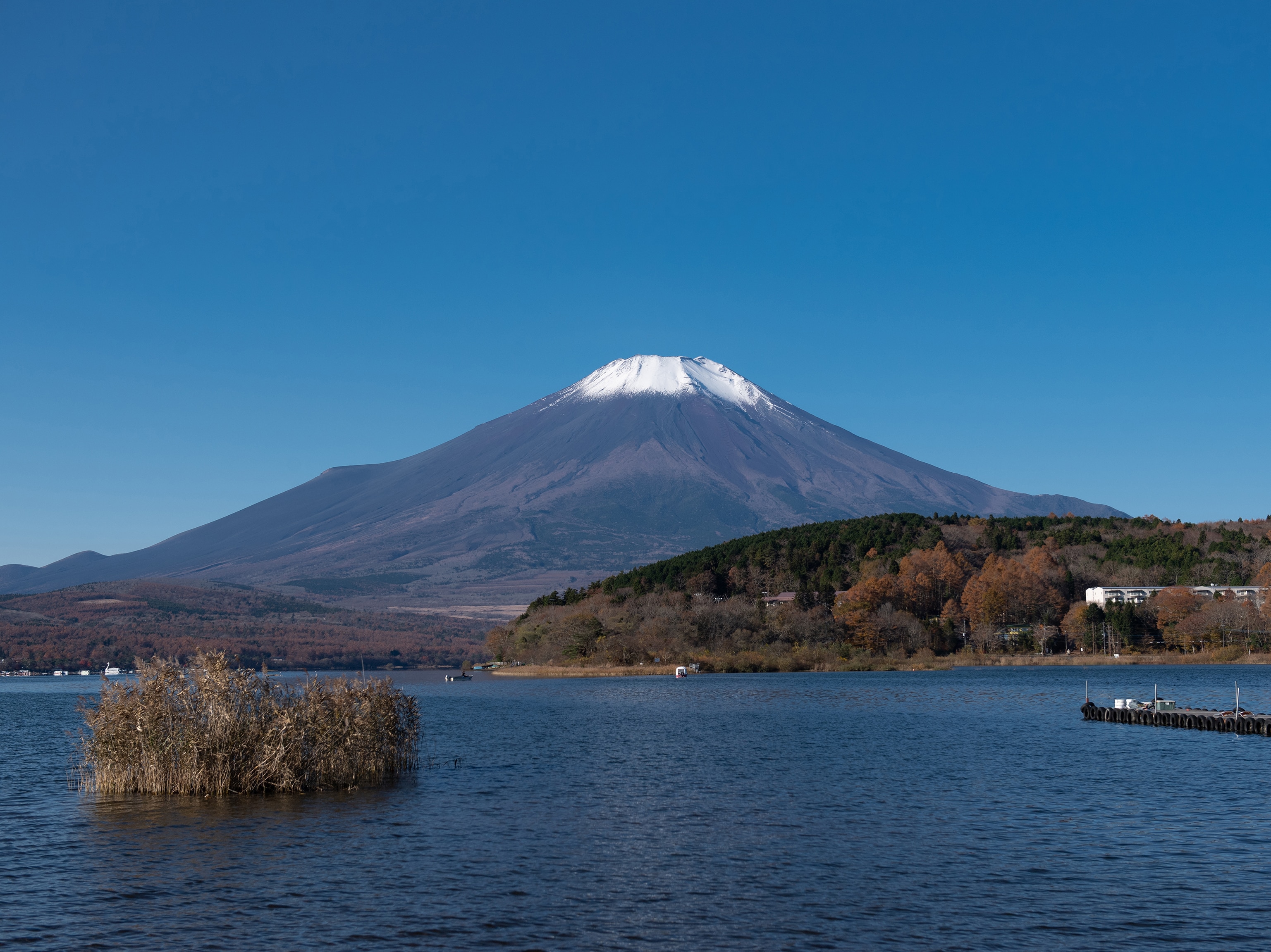 <View> On clear days, you can enjoy a panoramic view of Lake Yamanaka and Mt. Fuji. *The 3-person and 4-person rooms have views of Lake Yamanaka and Mt. Fuji.