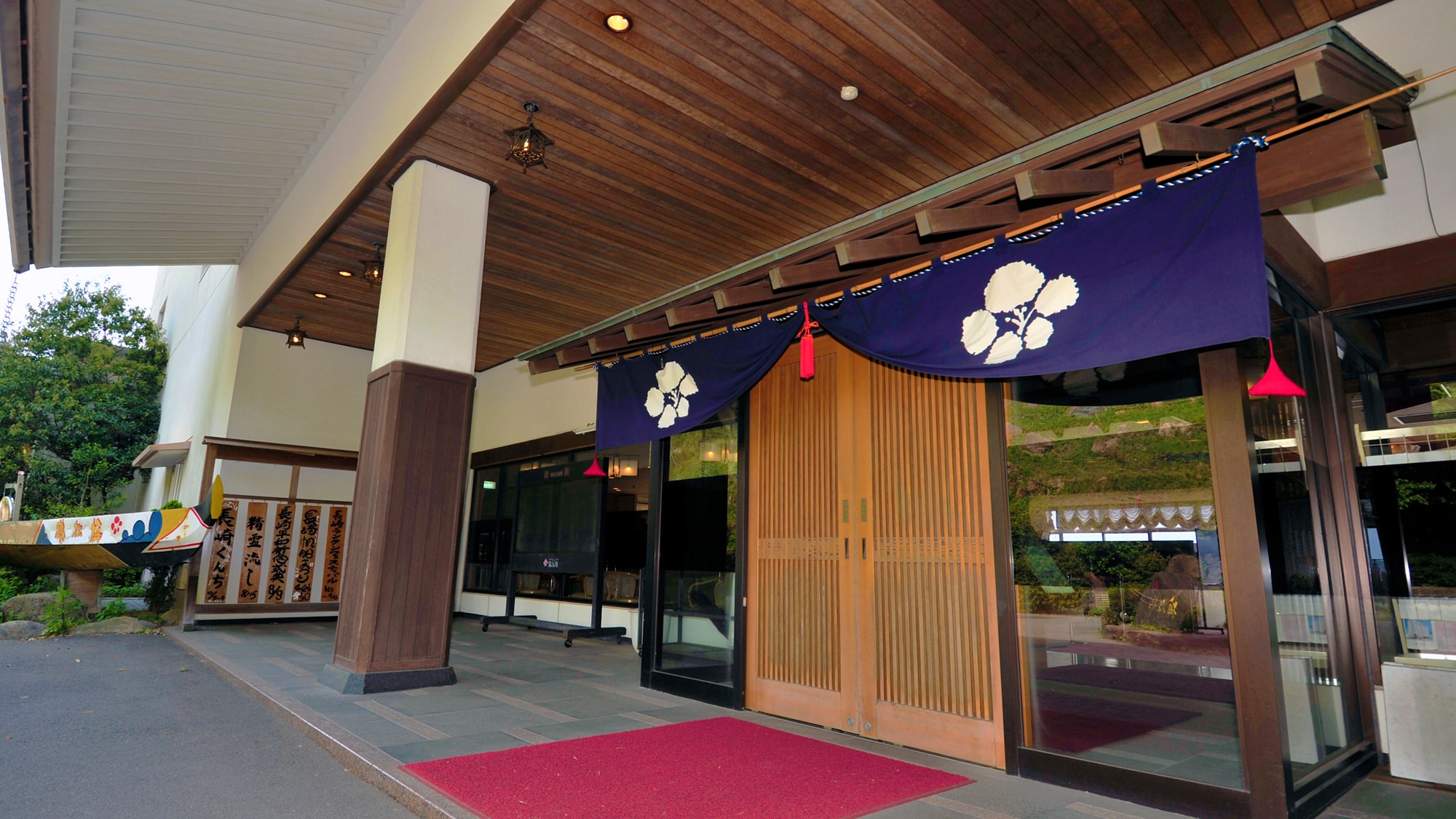 ● Pintu masuk depan bergaya Jepang. Aula adalah penginapan fungsional yang menggabungkan gaya Jepang dan Barat.