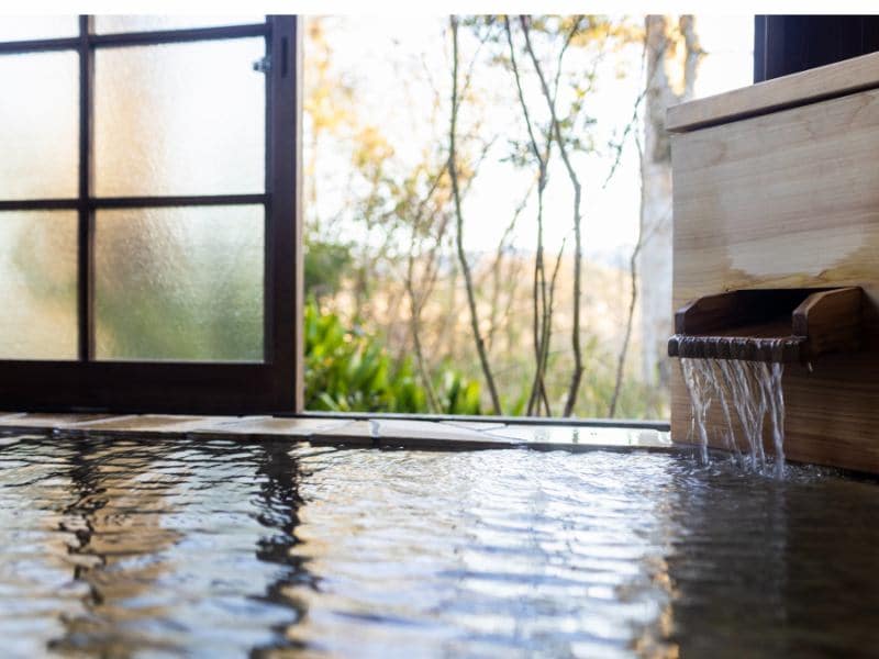 A moment when you open the window and let the refreshing breeze melt your body and soul (Wabisuke Hanare) -WABISUKE-Indoor bath