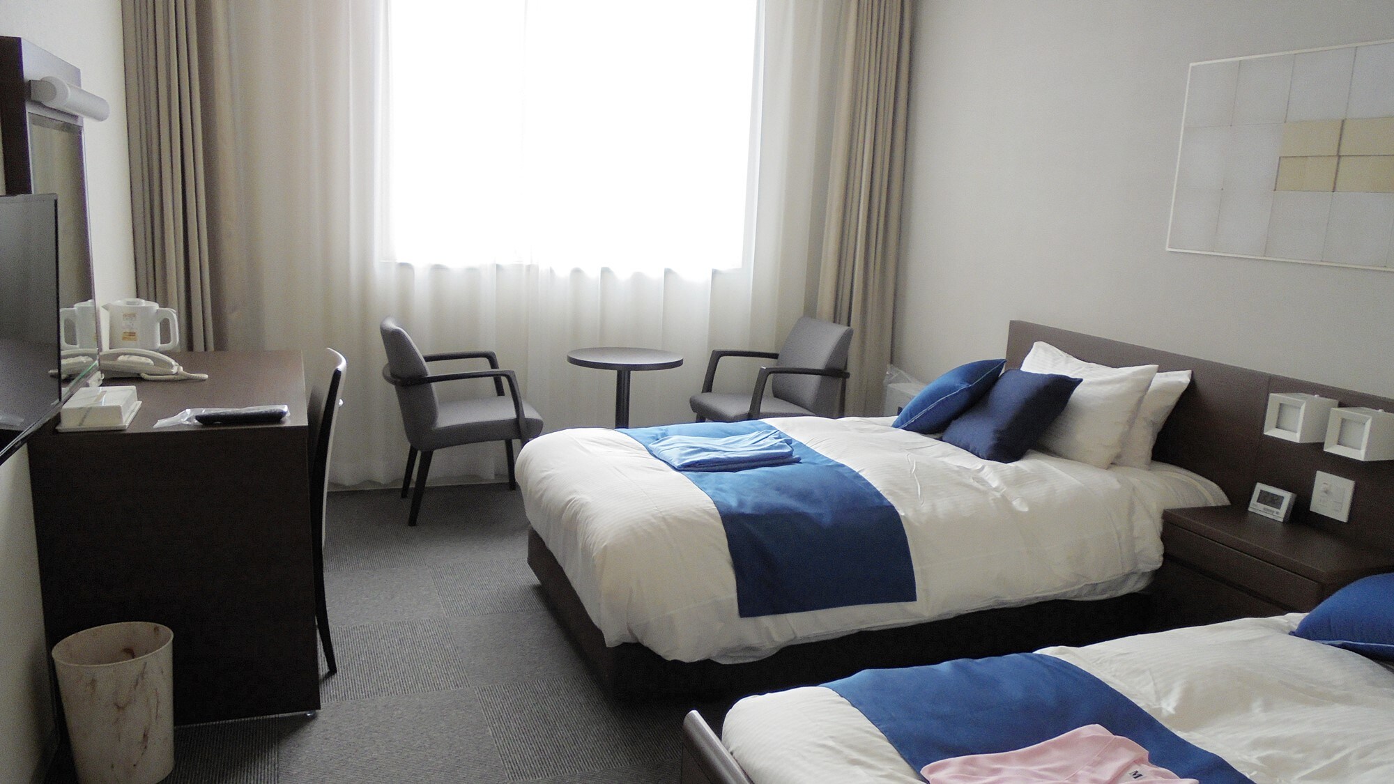 * Economy room example / One bed in each room is equipped with an electric reclining bed.