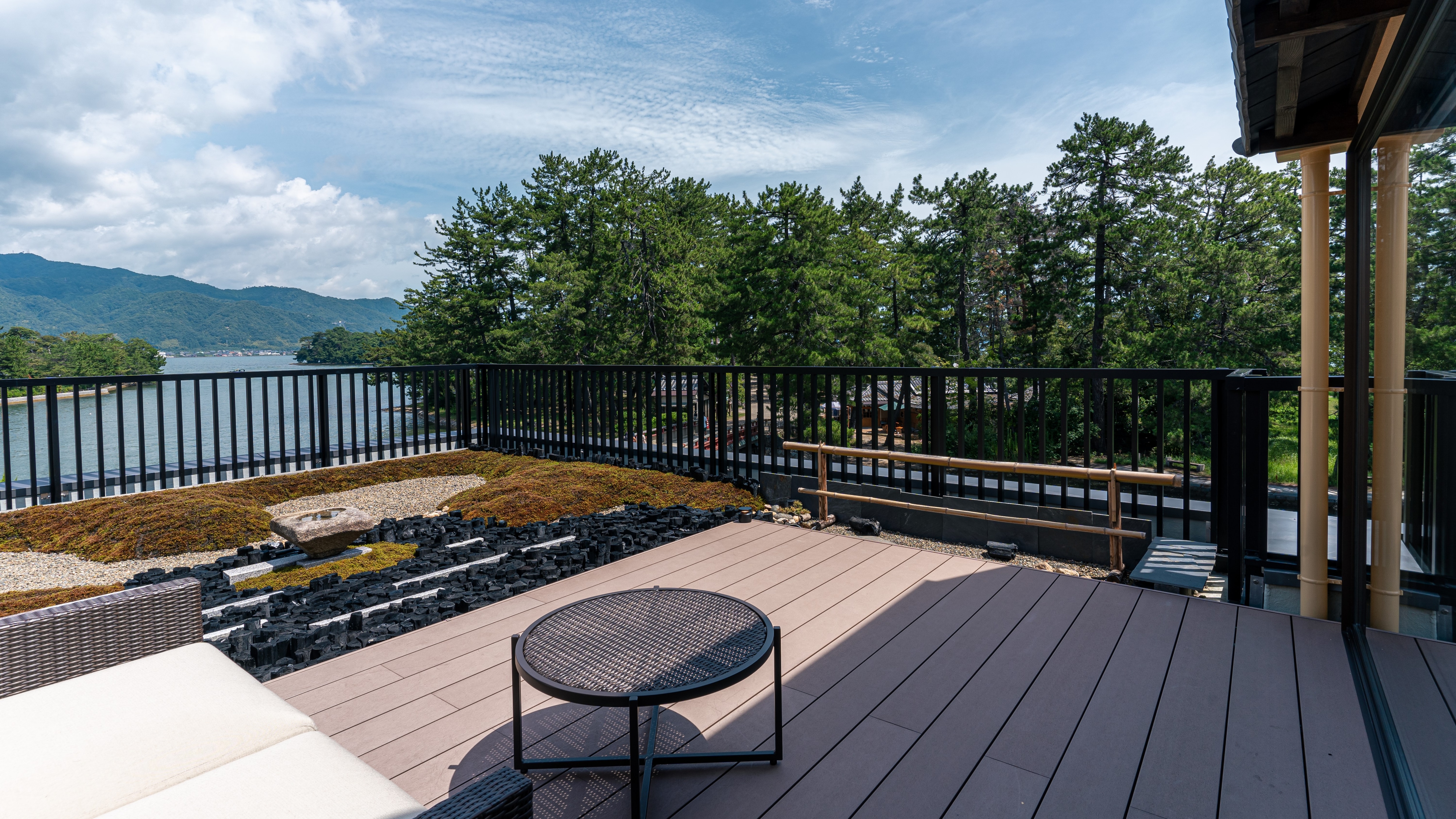 [Japanese-style bedroom with a panoramic terrace overlooking the Amanohashidate Kaisenkyo Bridge] Panoramic terrace overlooking Amanohashidate