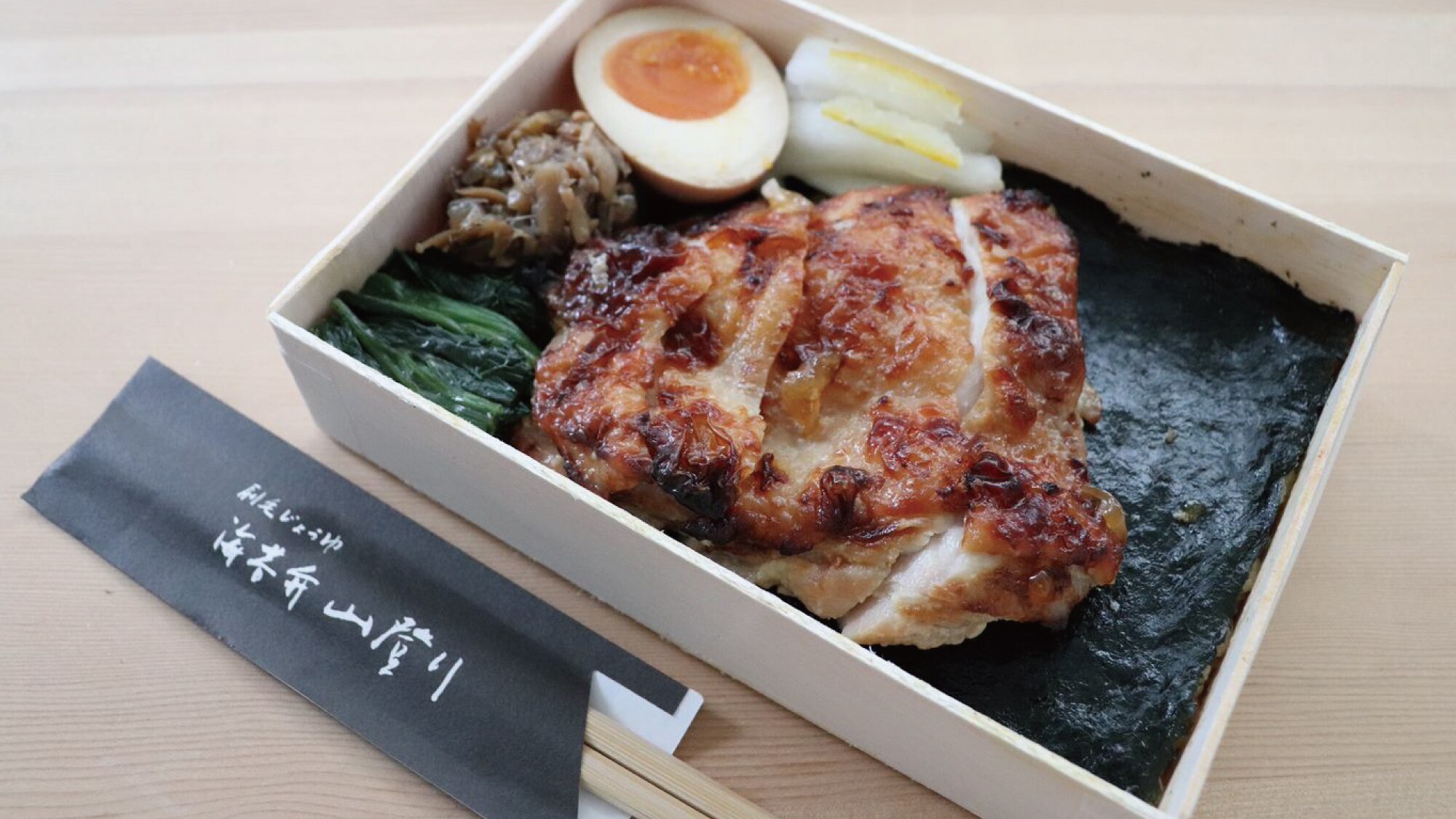 朝食は築地で営業される「刷毛じょうゆ 海苔弁 山登り」さんの海苔弁を。