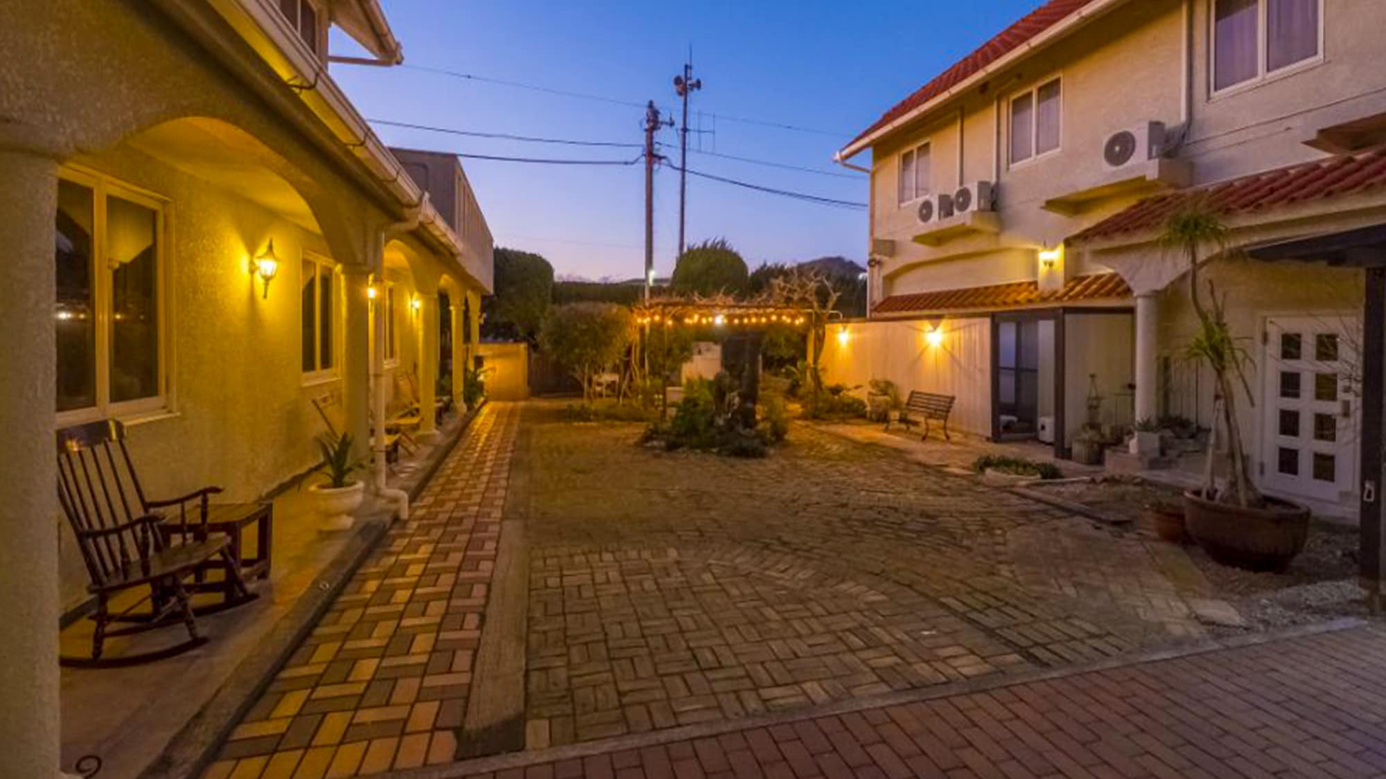 [Patio] A courtyard full of tropical resort feeling where dogs can also play