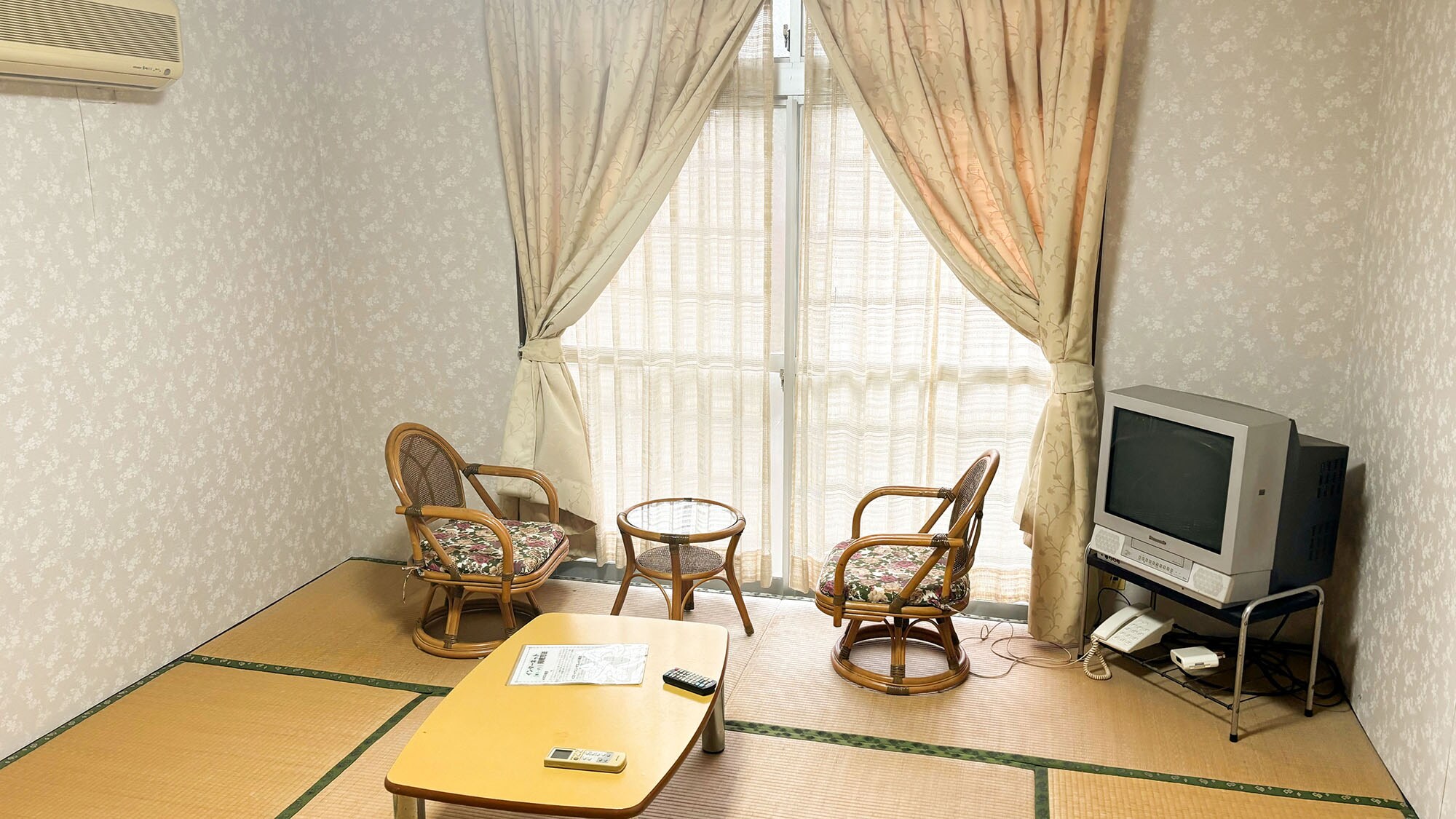 ・[Japanese-style room 8 tatami mats (simple Western style) / 101] The calm atmosphere allows you to spend a relaxing time