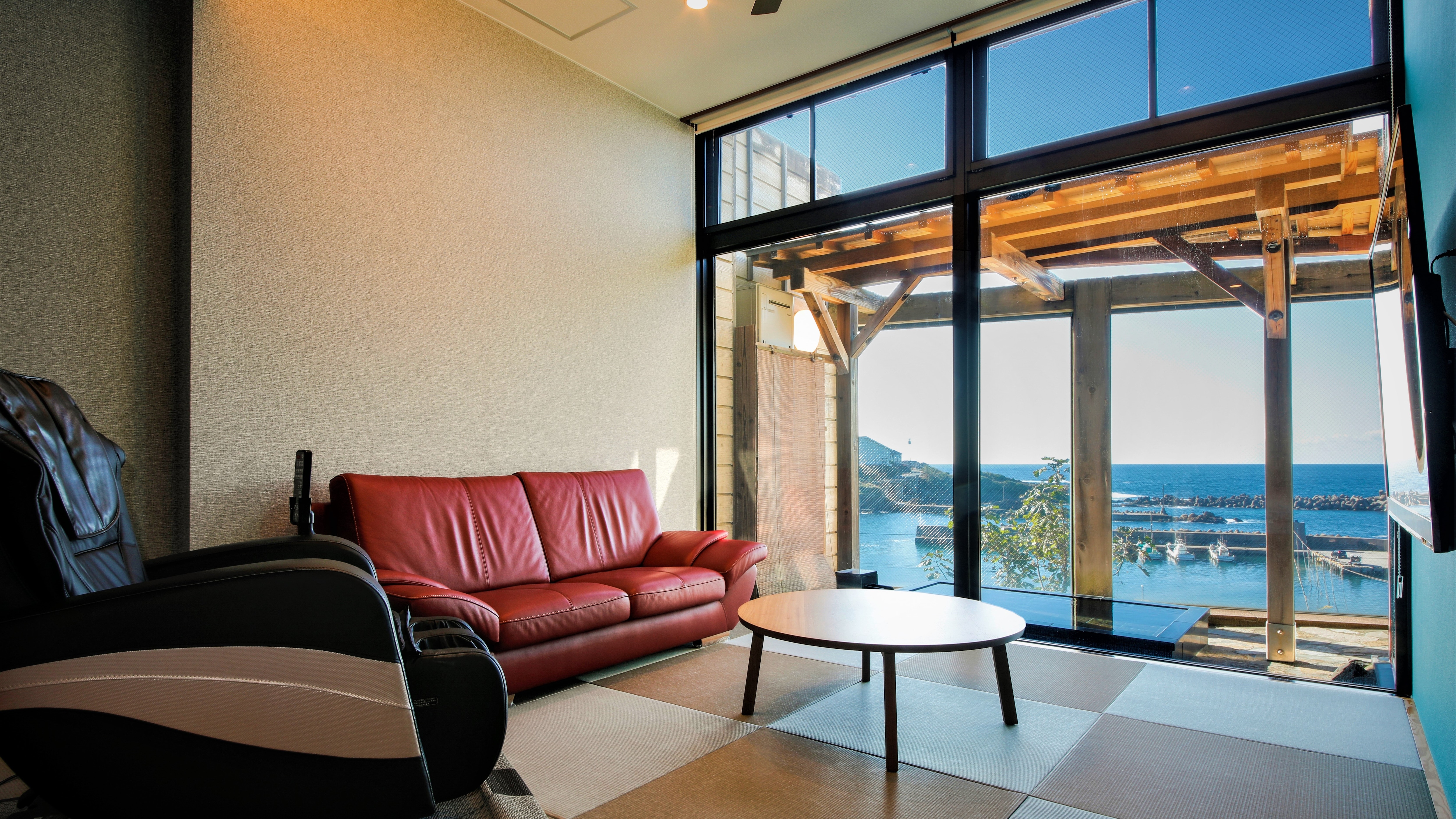 [Special Room, Fukae no Ma "Kumo"] (Limited to one group per day) offers a panoramic view of Taiza Port and the Sea of Japan.