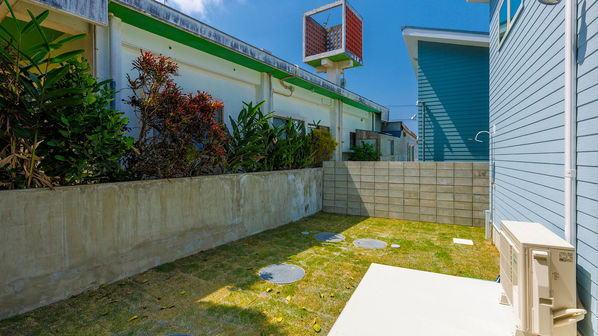 [La Ohana 1] Garden - Equipped with an outdoor shower. When you come back from marine leisure, freshen up here first!