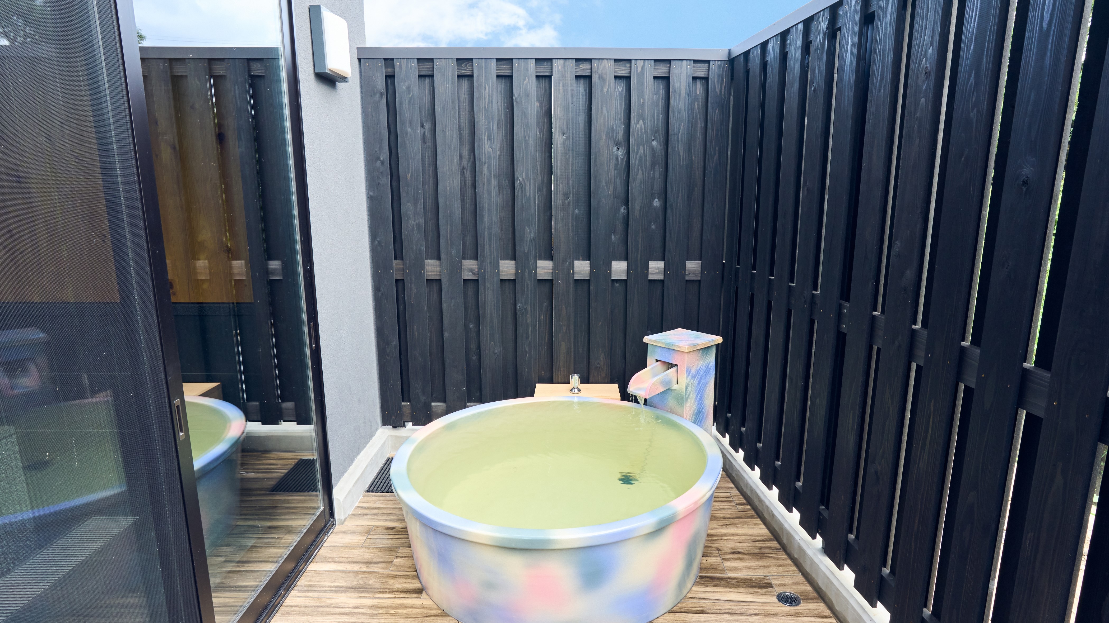 宽敞的日西式客房，设有室内浴池 [Hisakatano] 露天浴池