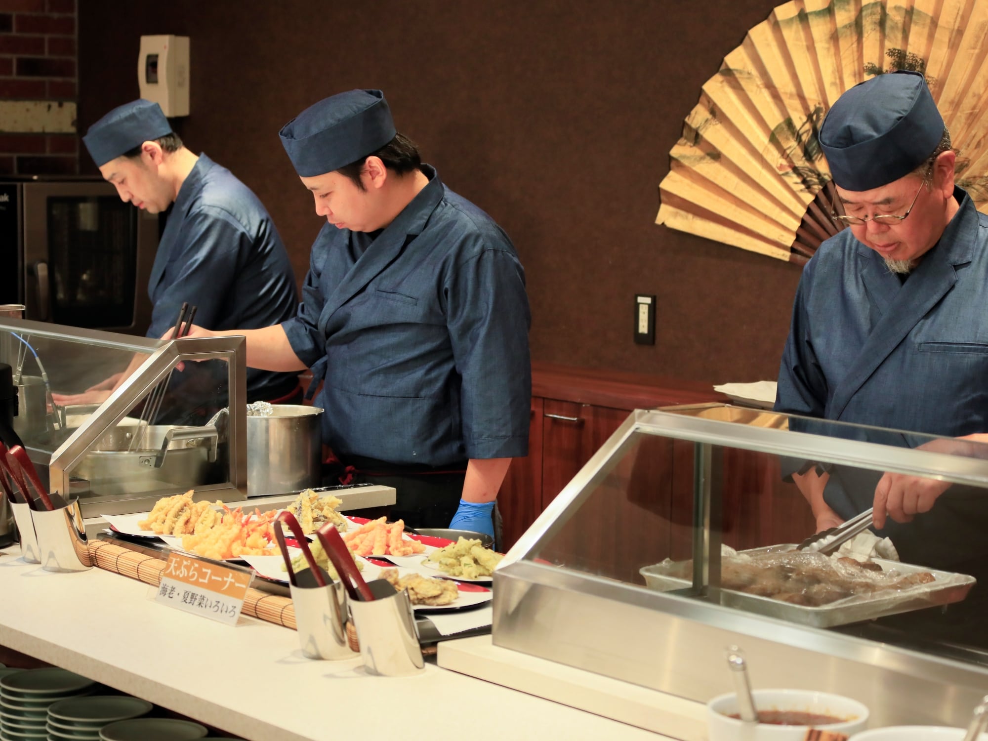 ・Open kitchen at the dinner buffet venue