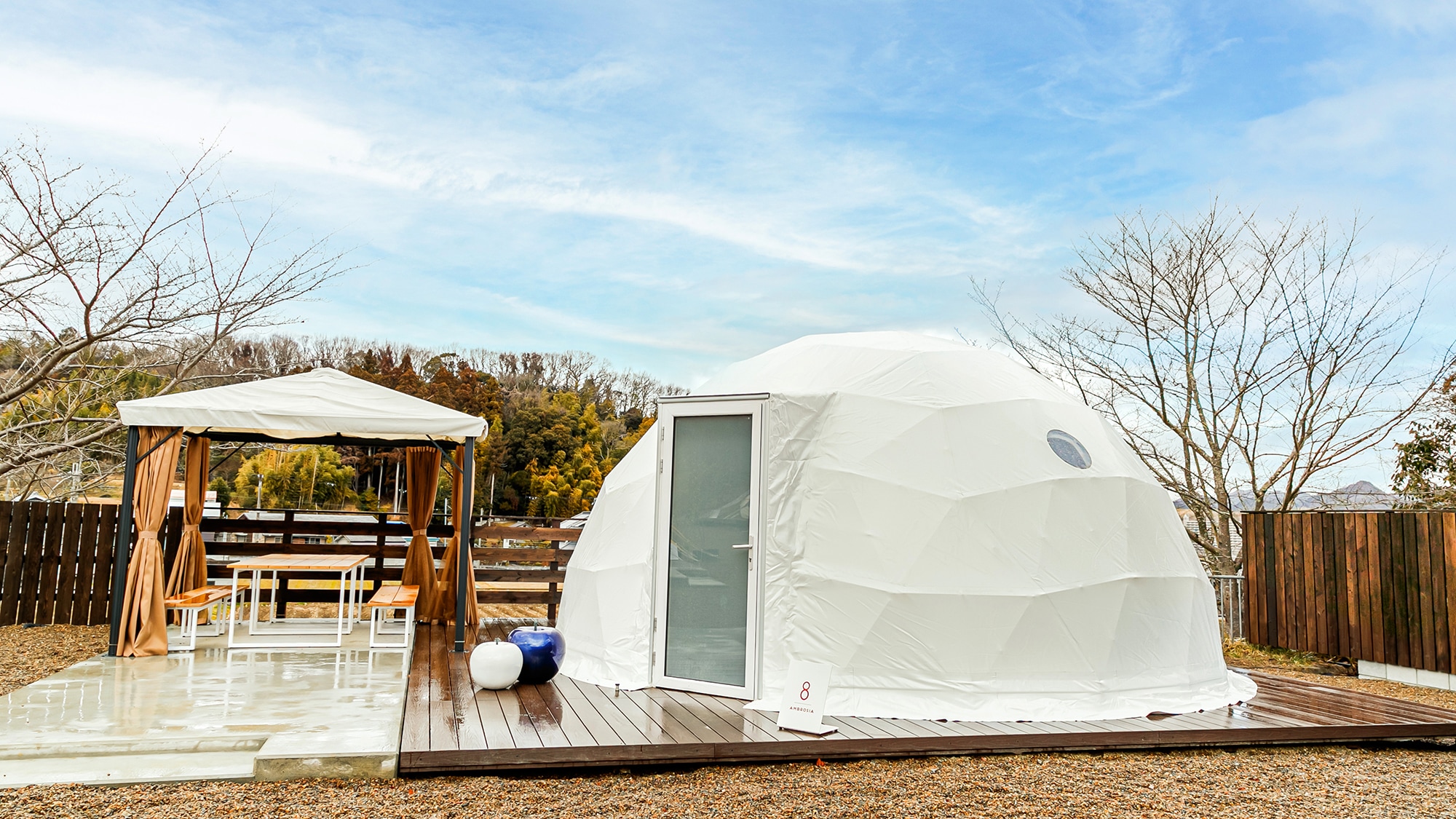[Dome-shaped tent] [Exterior] The one at the very back is a spacious dome-shaped tent. Suitable for use by up to three households.