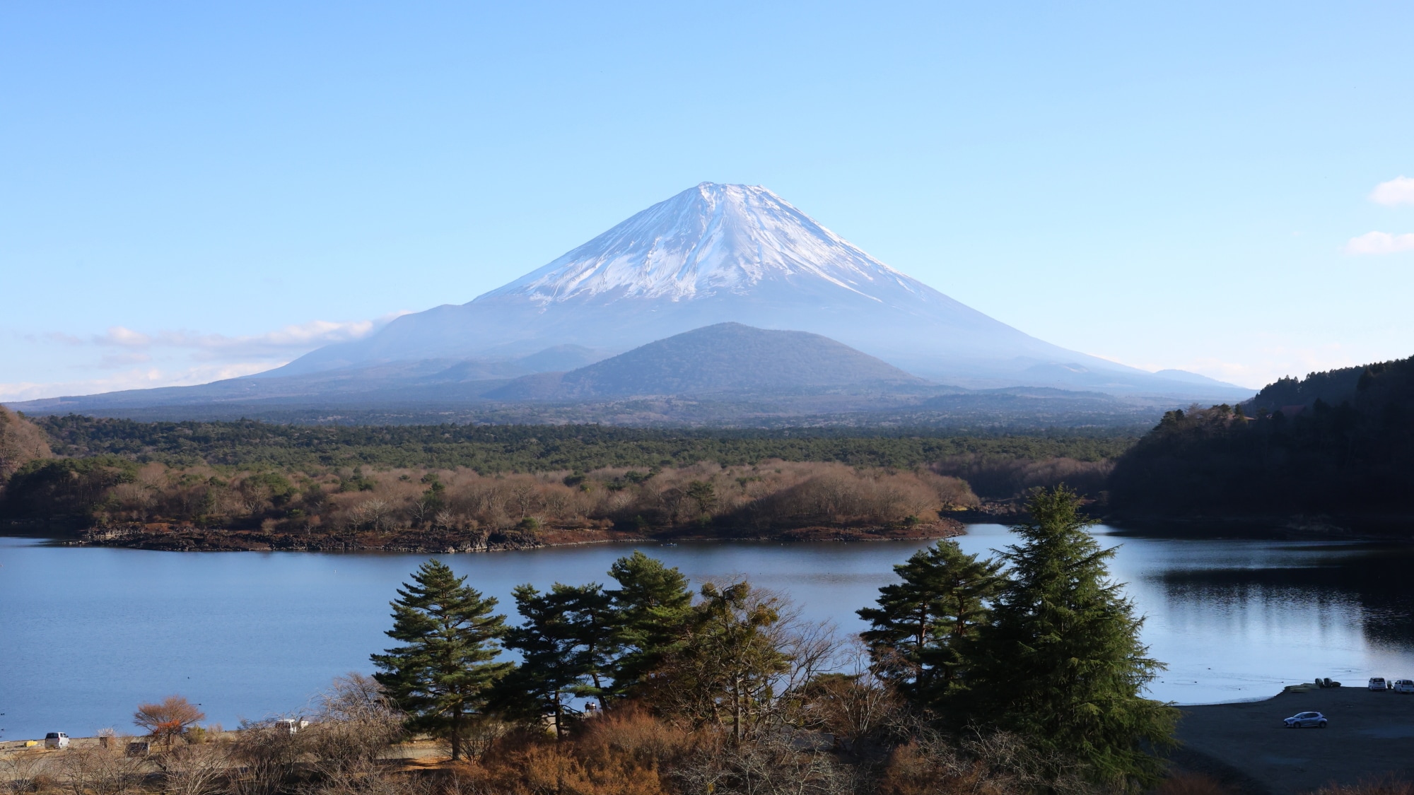 富士山和精進湖隨著季節變換景色，這是只有在這裡才能體驗到的壯麗景色。