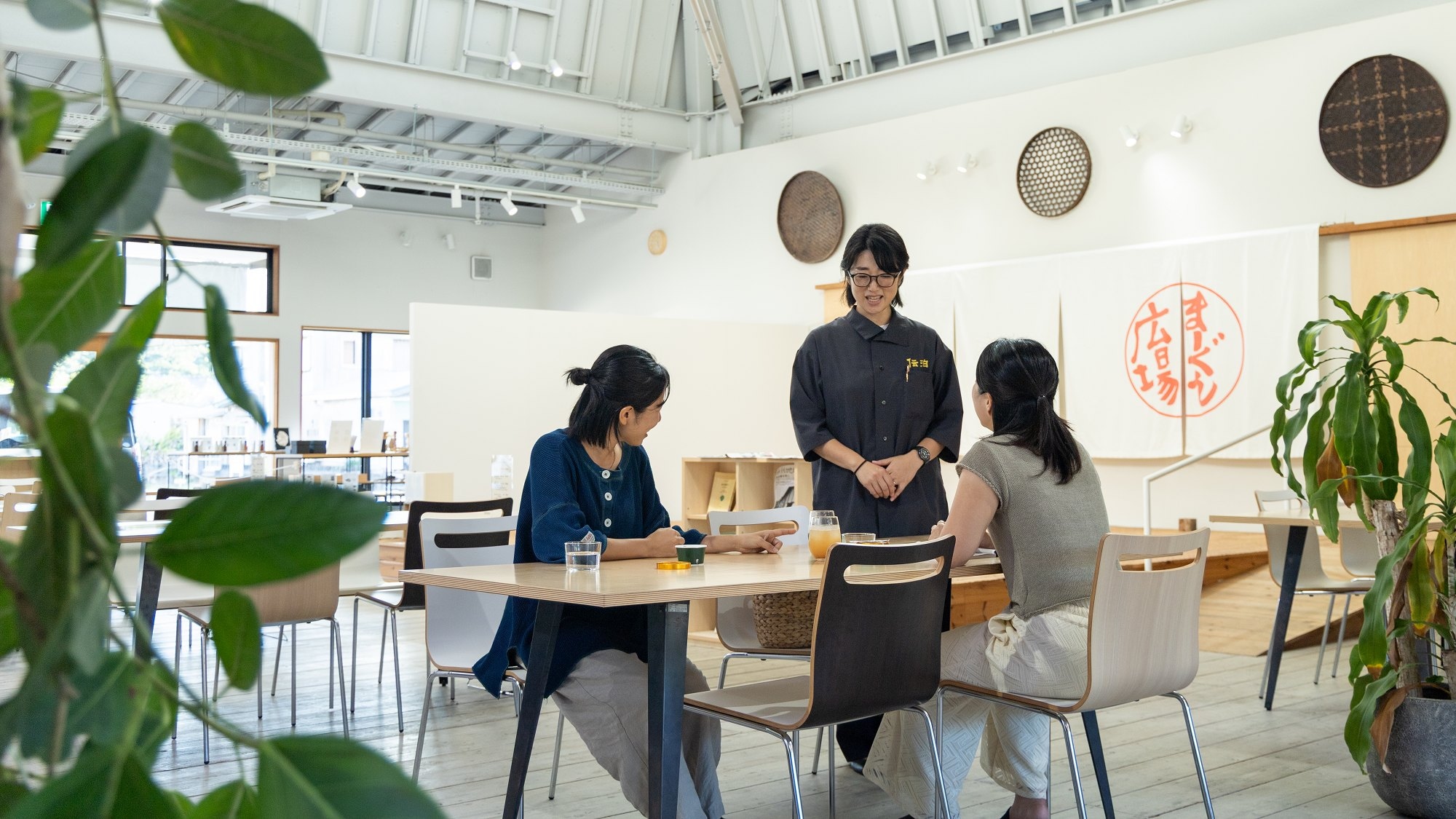 Guests and locals alike are all together (Magun). It's a special space where you can feel the warmth of the Amami women.