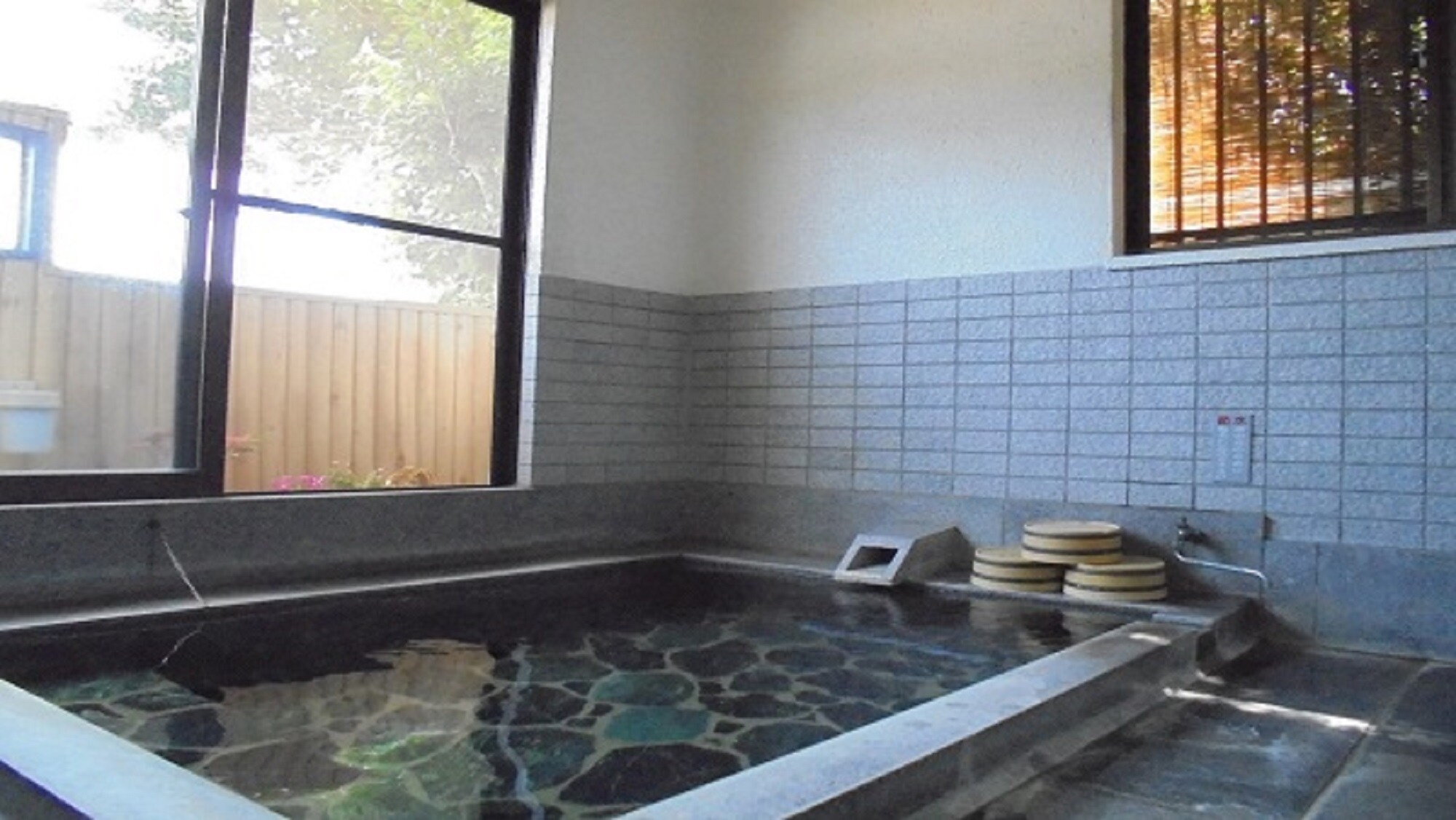 ◎Private bath with simple spring water *Inside the building