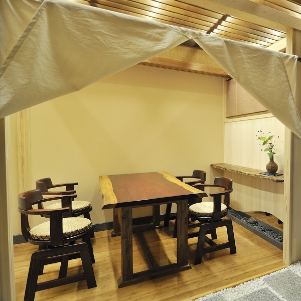 [Restaurant◇Chikuma] Modern semi-private table seating.