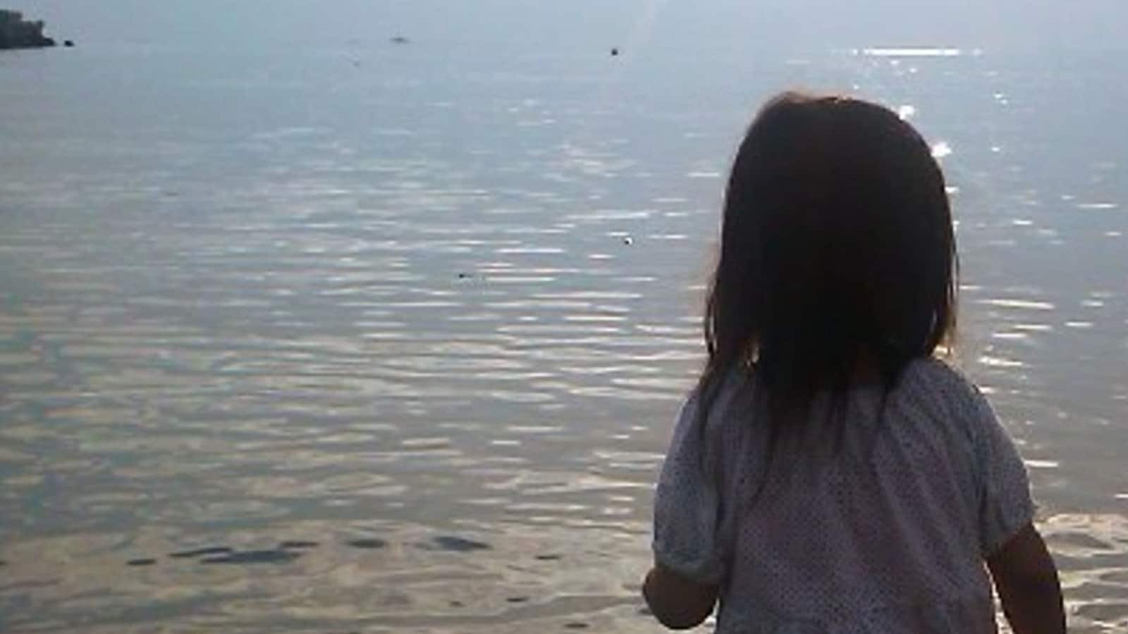 Trẻ em chơi đùa ở biển
