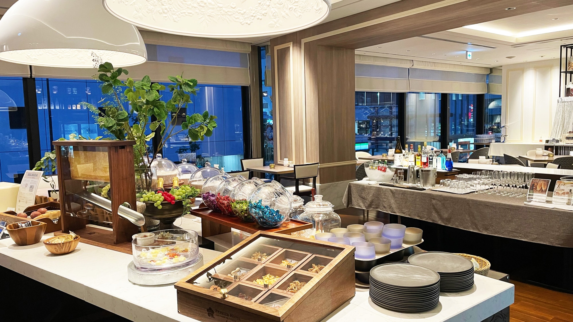 Alcohol, soft drinks, snacks, etc. are available in the exclusive lounge for Premier Floor guests.