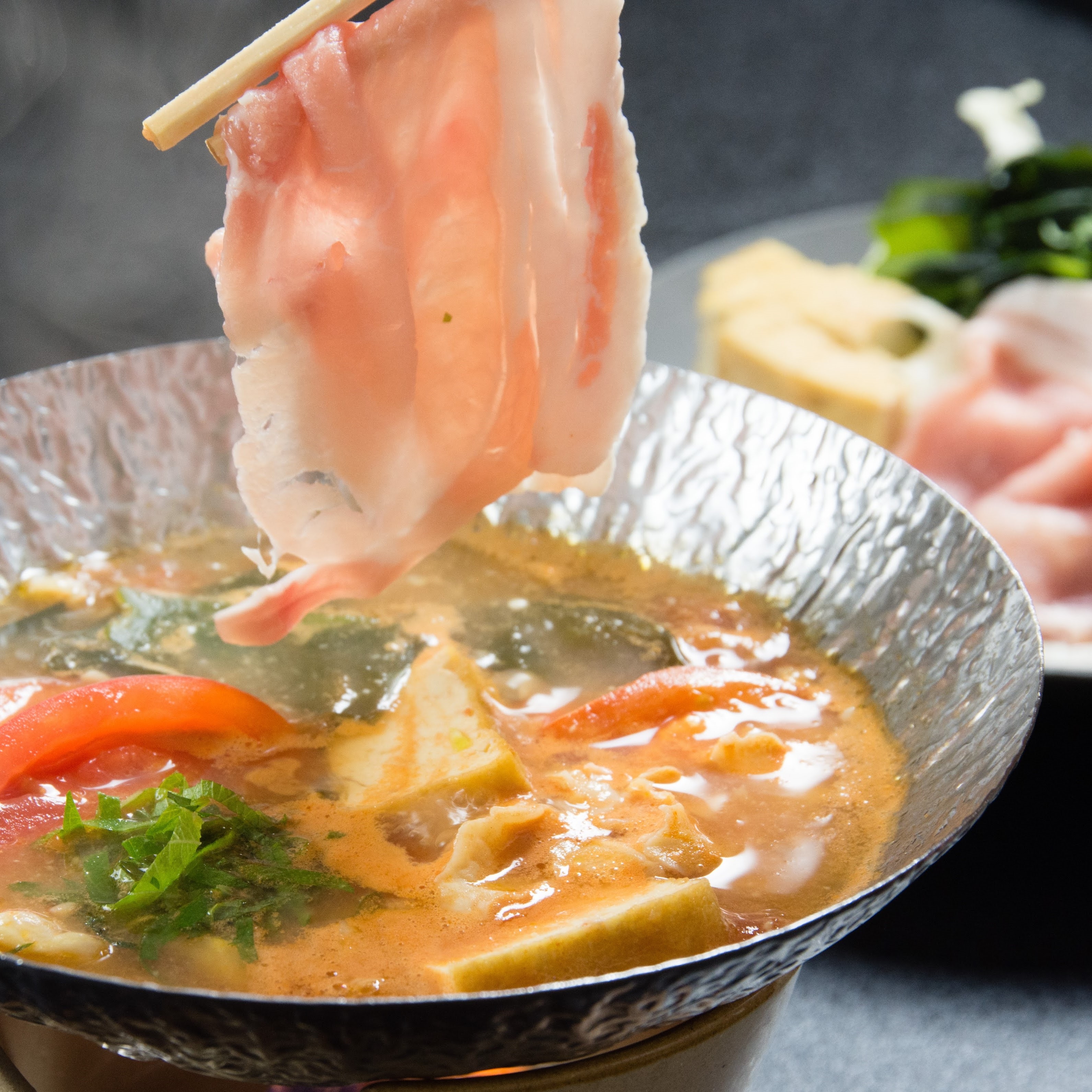 Our summer original, "Wabuta Mochibuta Tomato Hotpot" with Japanese-style broth made with garlic and miso