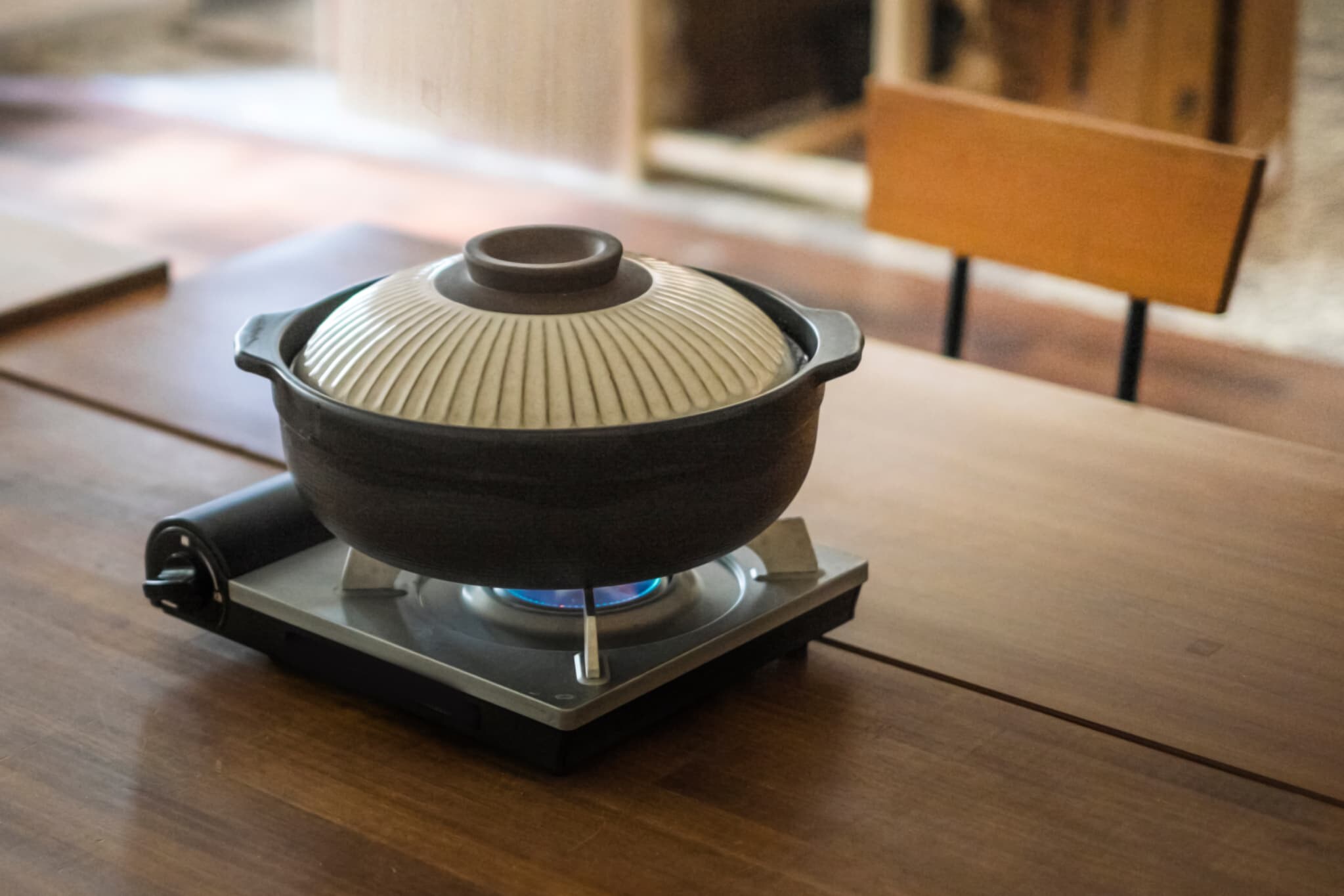 [All buildings] A hot pot set (clay pot, gas stove, gas cylinder) is provided during the winter season.