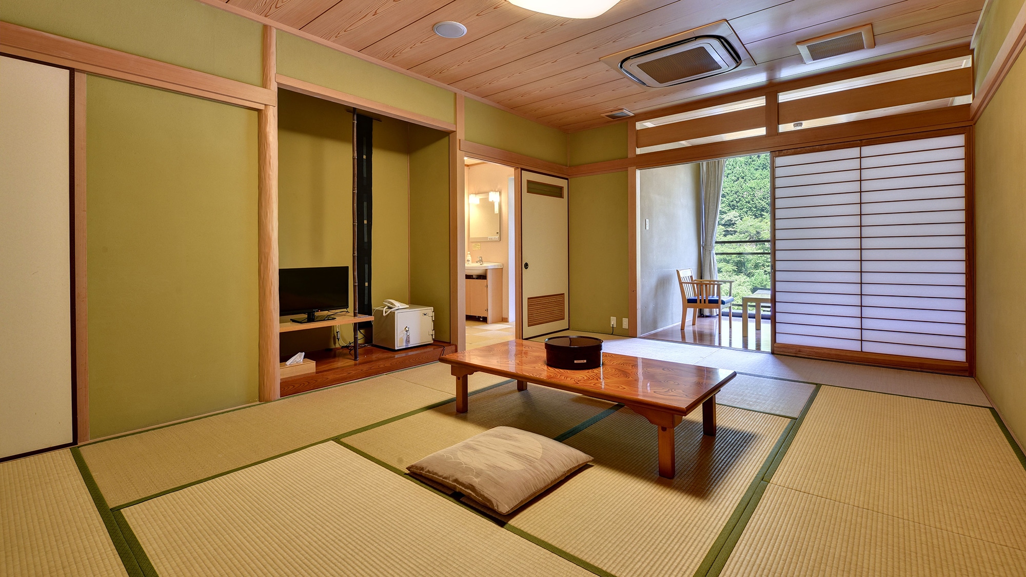*Guest room with a panoramic bath. Japanese-style room