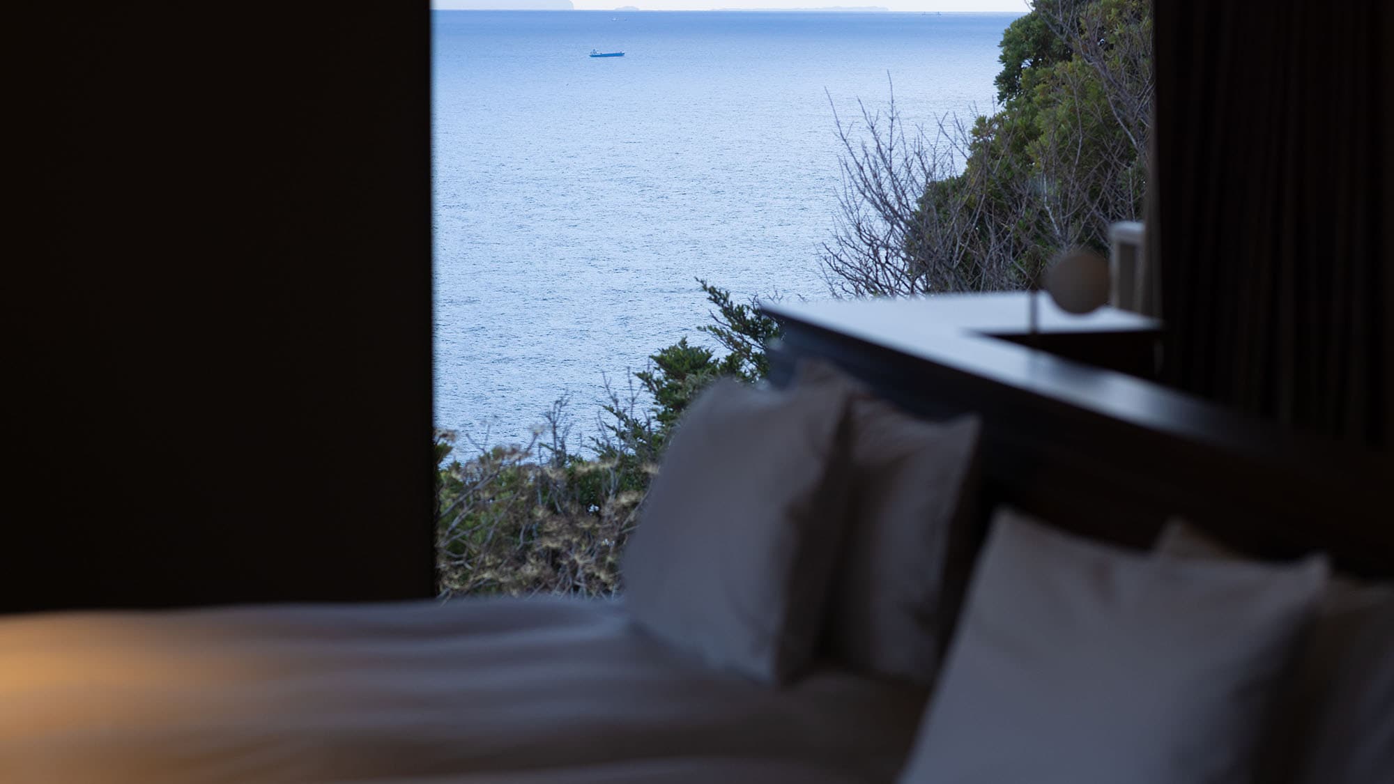 【转角套房】可欣赏温泉海景，设有露天浴池 和桑拿房