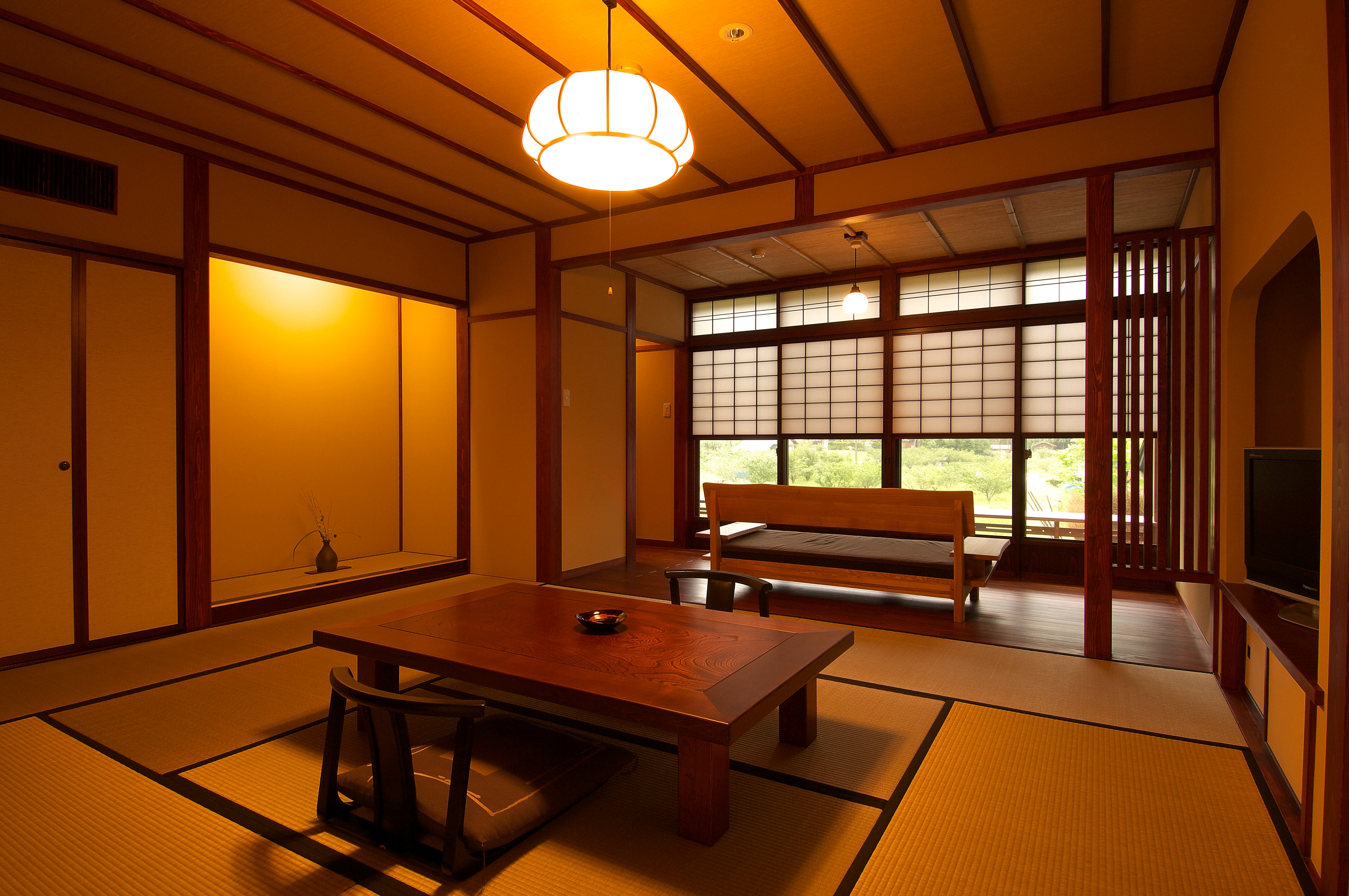 Phòng theo phong cách Nhật Bản với 10 tấm chiếu tatami, lò sưởi và bồn tắm nửa ngoài trời