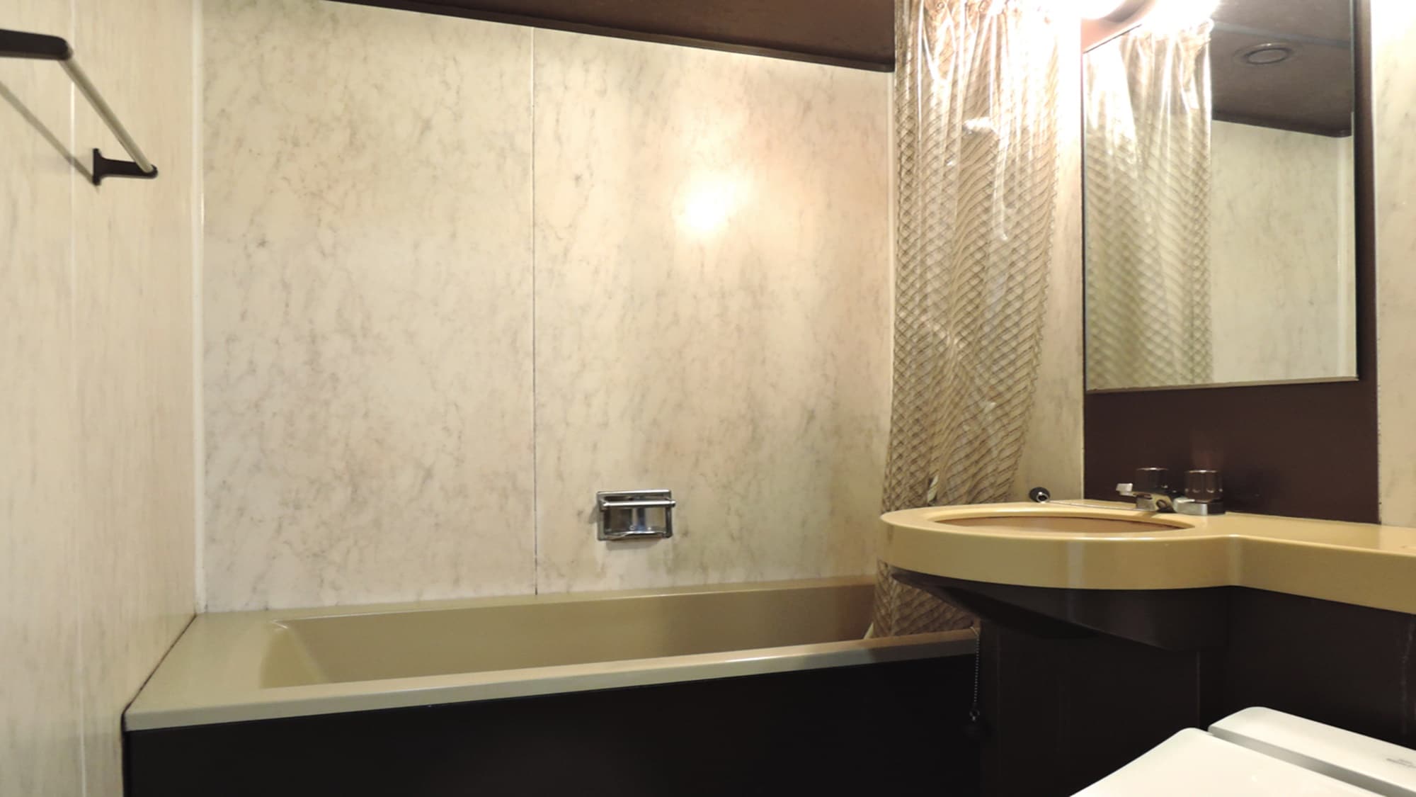 [Room] The Japanese-style room (Shochikubai) also comes with a unit bath.