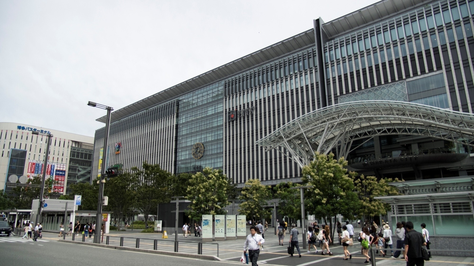 การเข้าถึง: [สถานีฮากาตะ] ศูนย์กลางการเดินทางไปยังชินคันเซ็น รถไฟธรรมดา และสนามบิน พร้อมตัวเลือกการช้อปปิ้งและรับประทานอาหารมากมาย (เดิน 7 นาที)