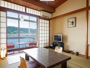 Kamar bergaya Jepang dengan pemandangan laut