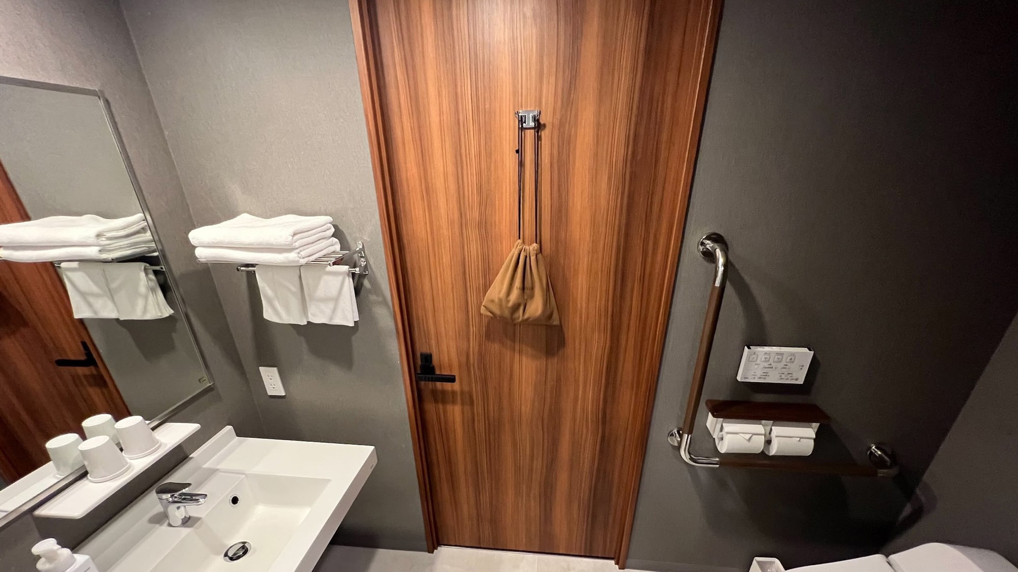 Deluxe room washbasin toilet