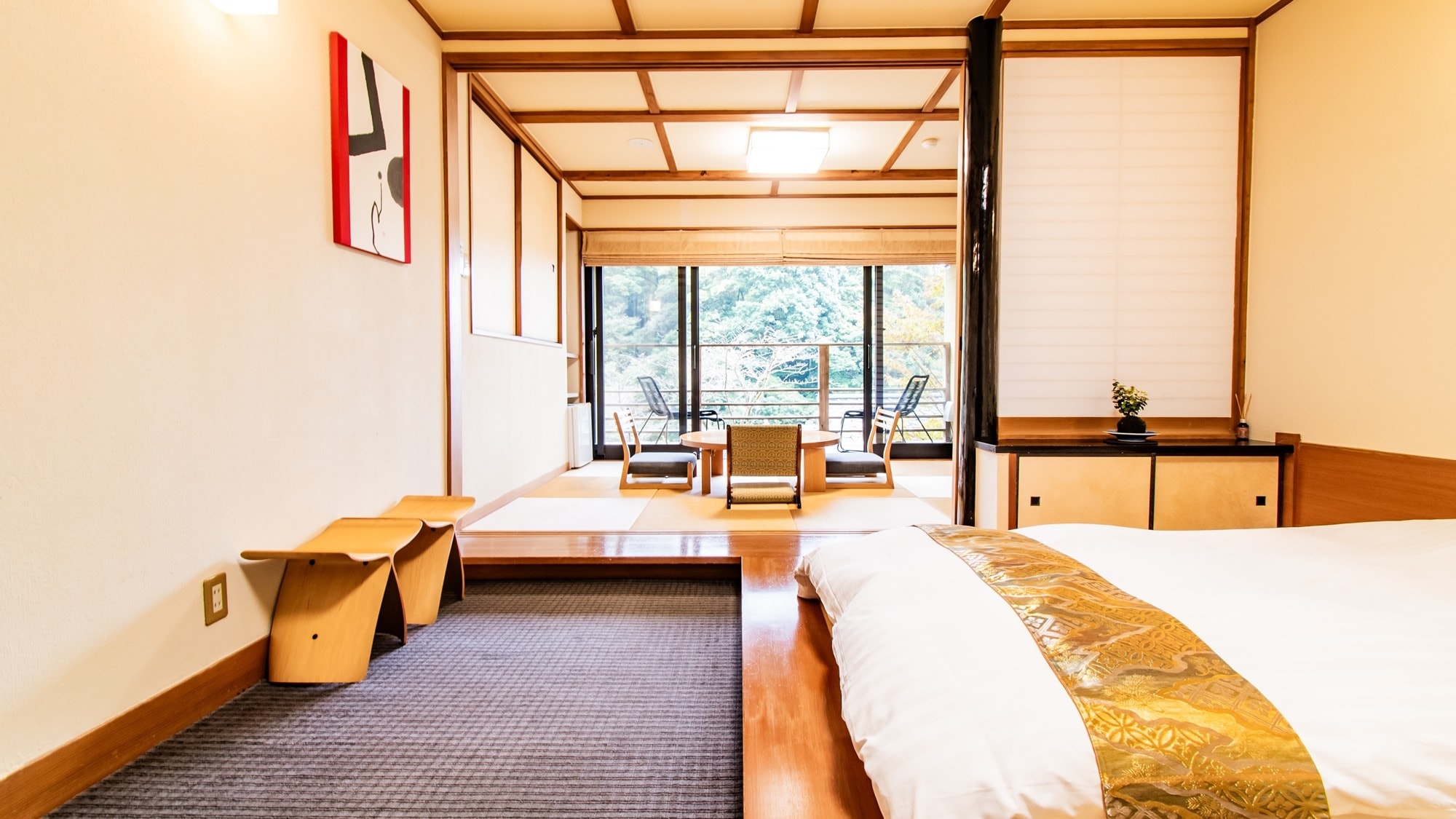 [Japanese-Western room] A Japanese-style room equipped with a low bed on a raised platform.