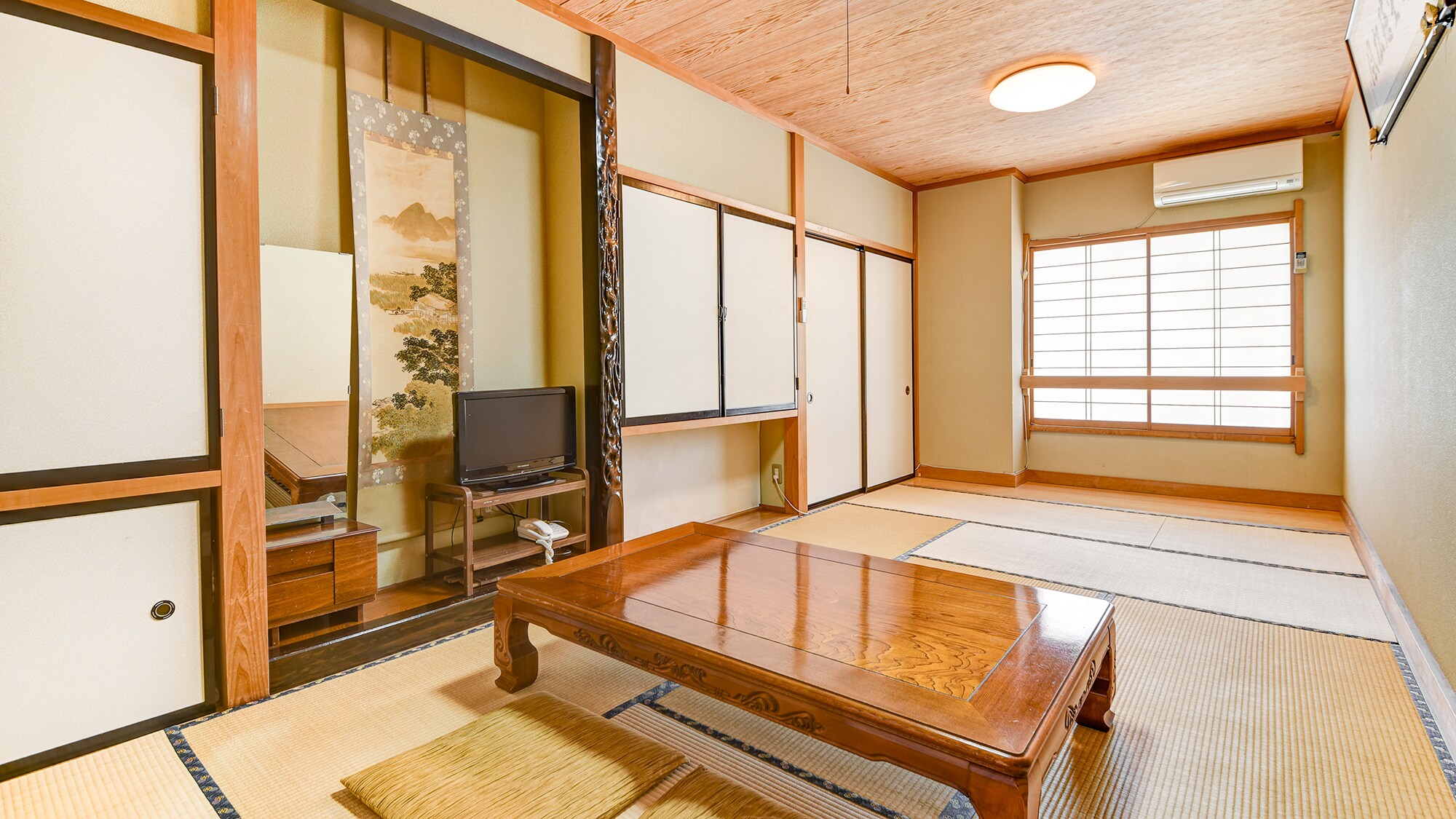* [Sea side Japanese-style room 10 tatami mats] You can feel the comfortable sea breeze by opening the window. * No bath / toilet
