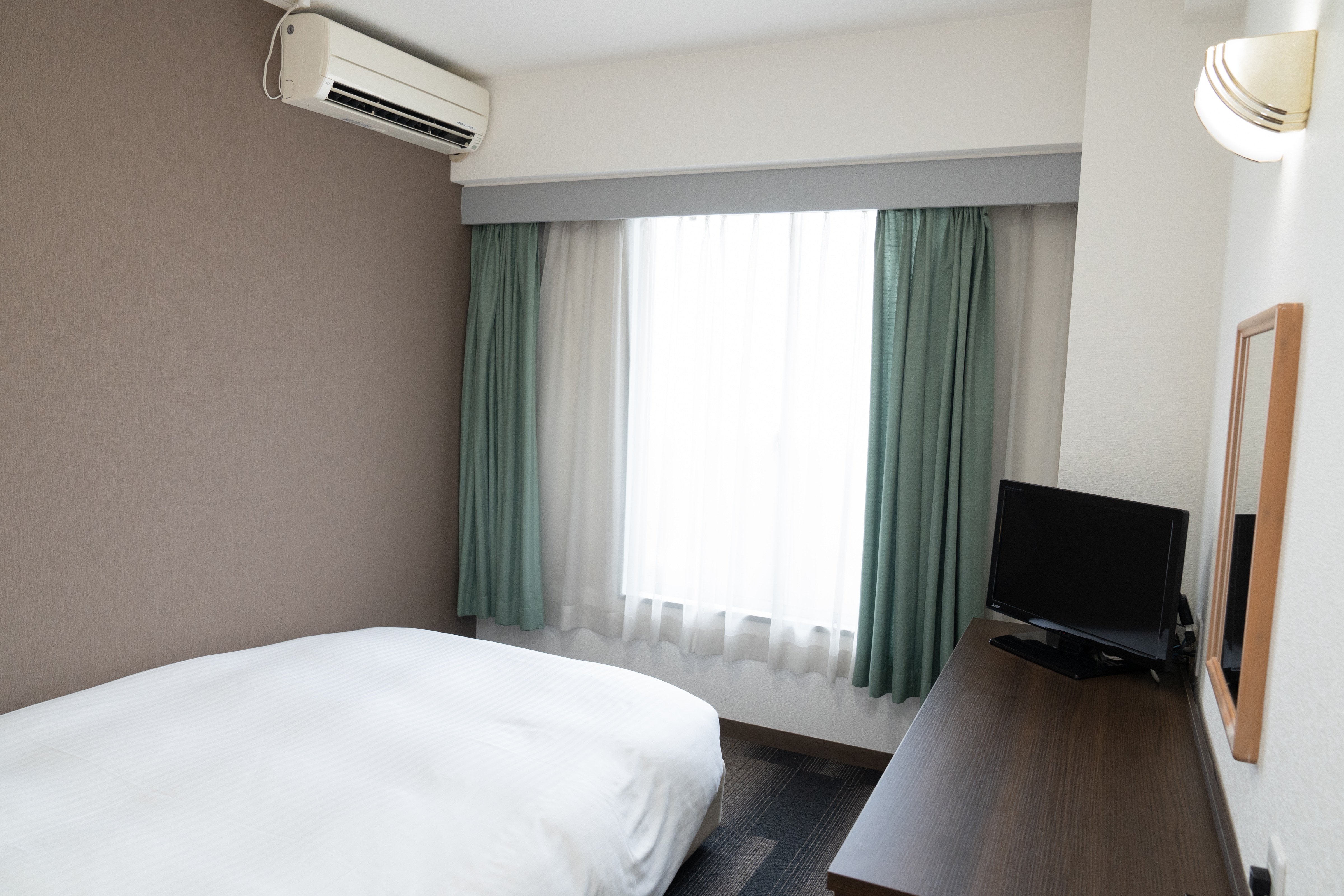 [Double room] A double room with a 140 cm bed.