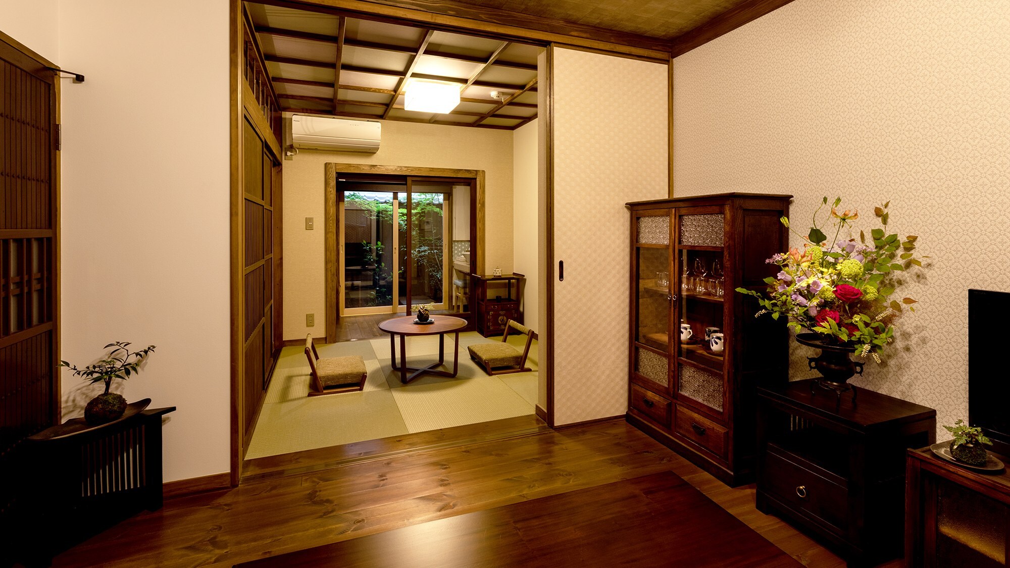 ・1st floor Japanese-style room: At the back of the living room there is a Japanese-style room overlooking the small garden.