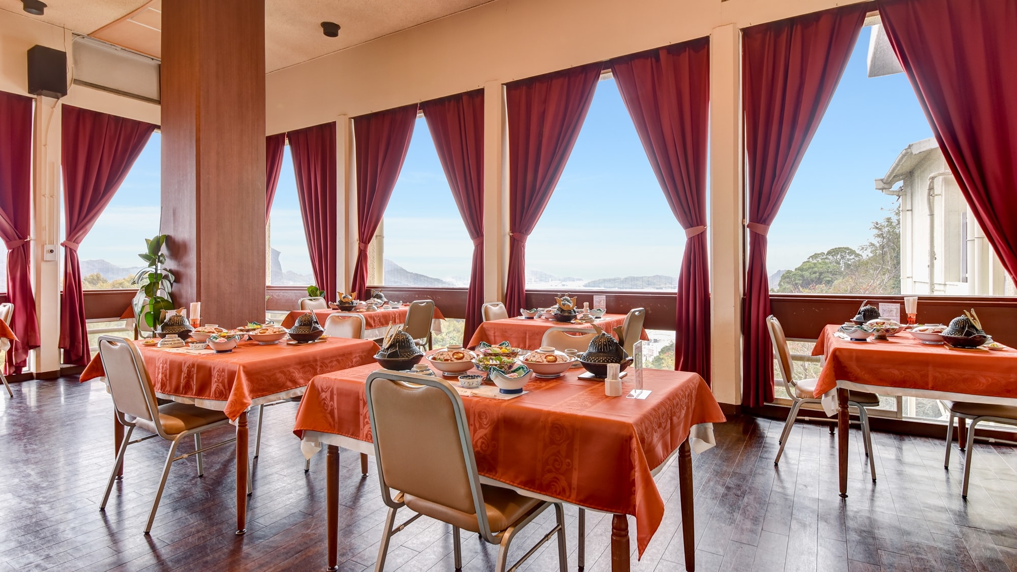 * Restaurant ◆ Enjoy your meal at a restaurant overlooking the view of Setouchi