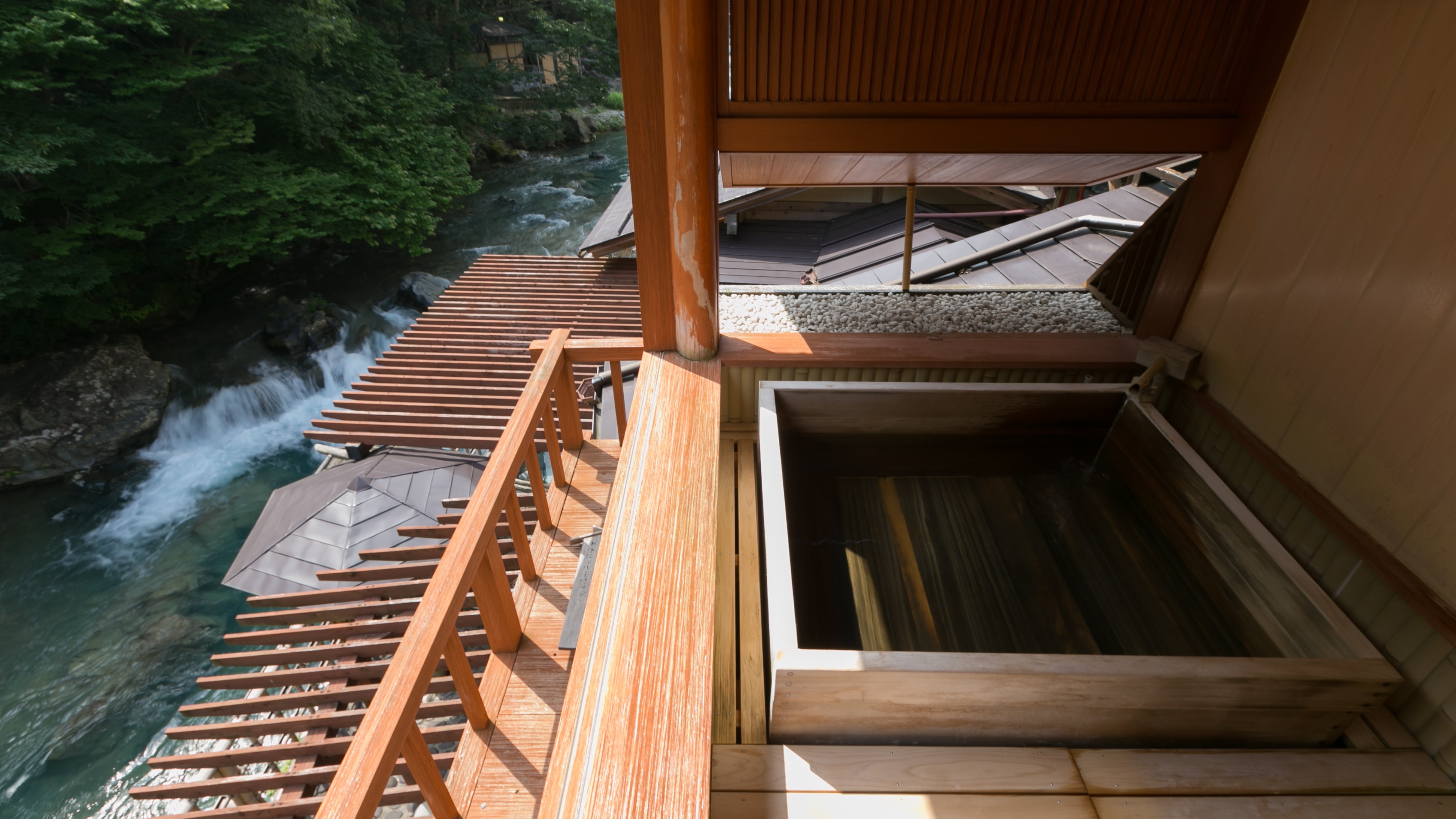 ・ A powerful view of Adonis ramosa and Shima River. Guest room with open-air bath flowing from the source