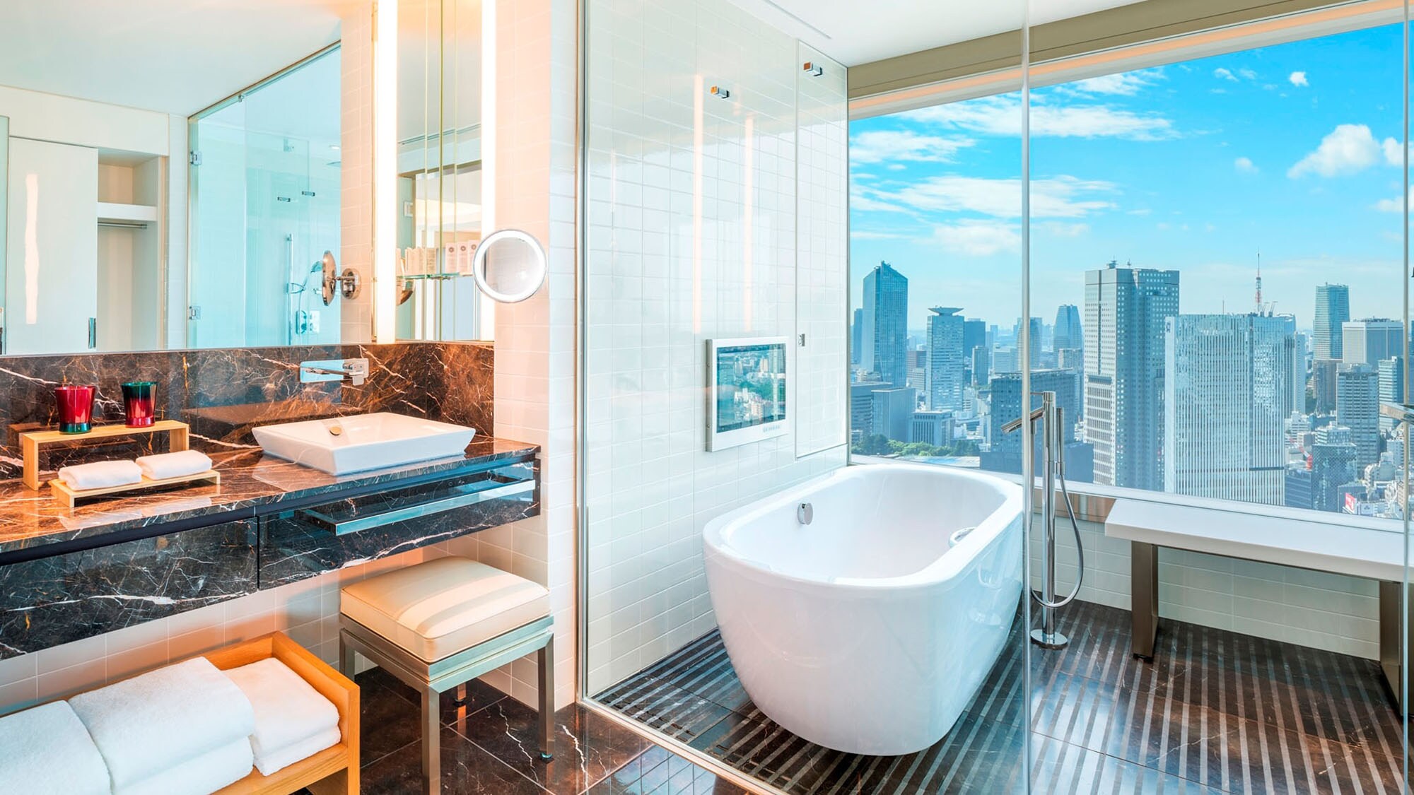 Grand Deluxe Corner King (Bathroom)