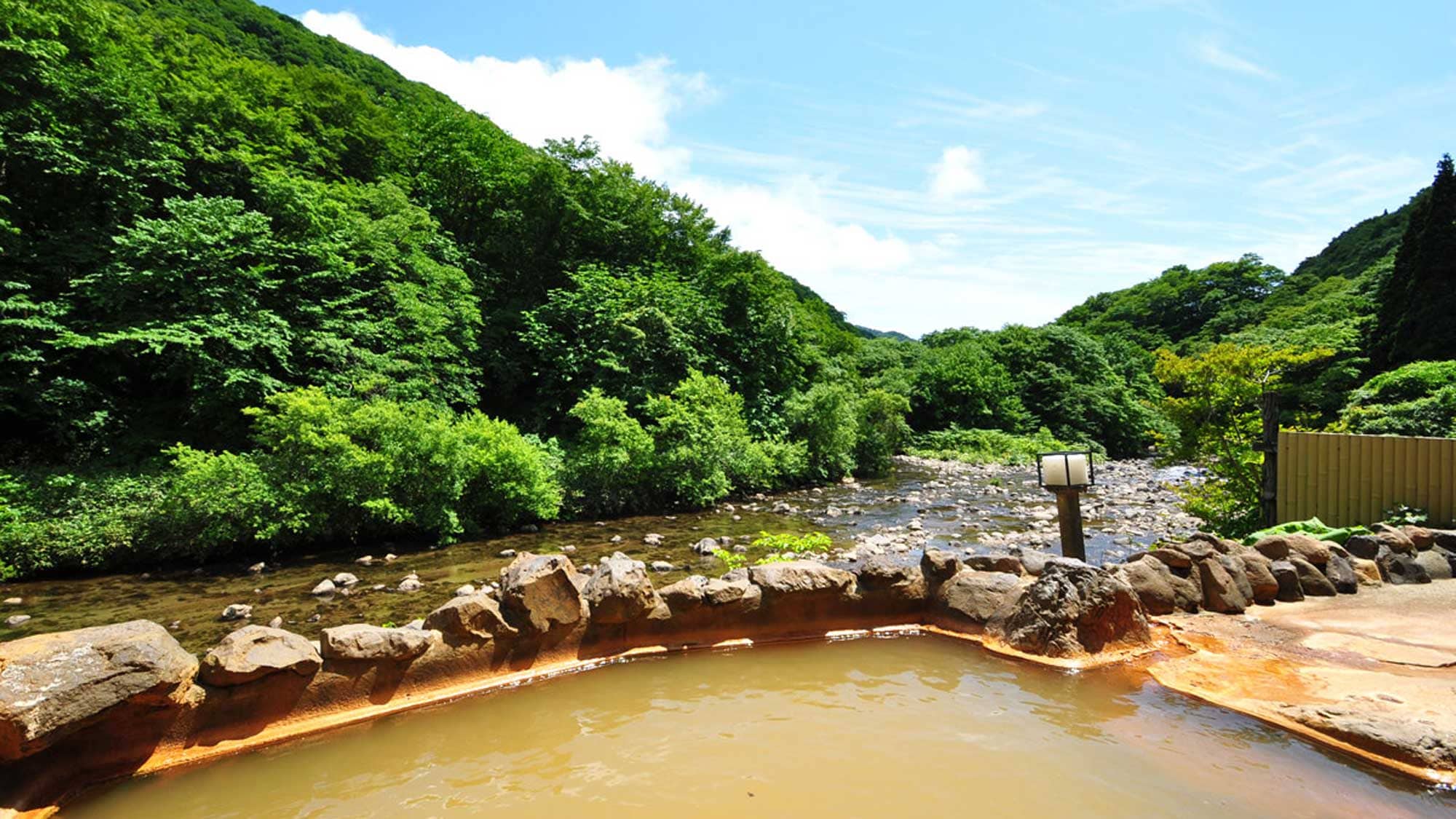 [Open-air bath] Men's open-air bath. Experience a sense of unity with nature while gazing at the magnificent greenery and river.