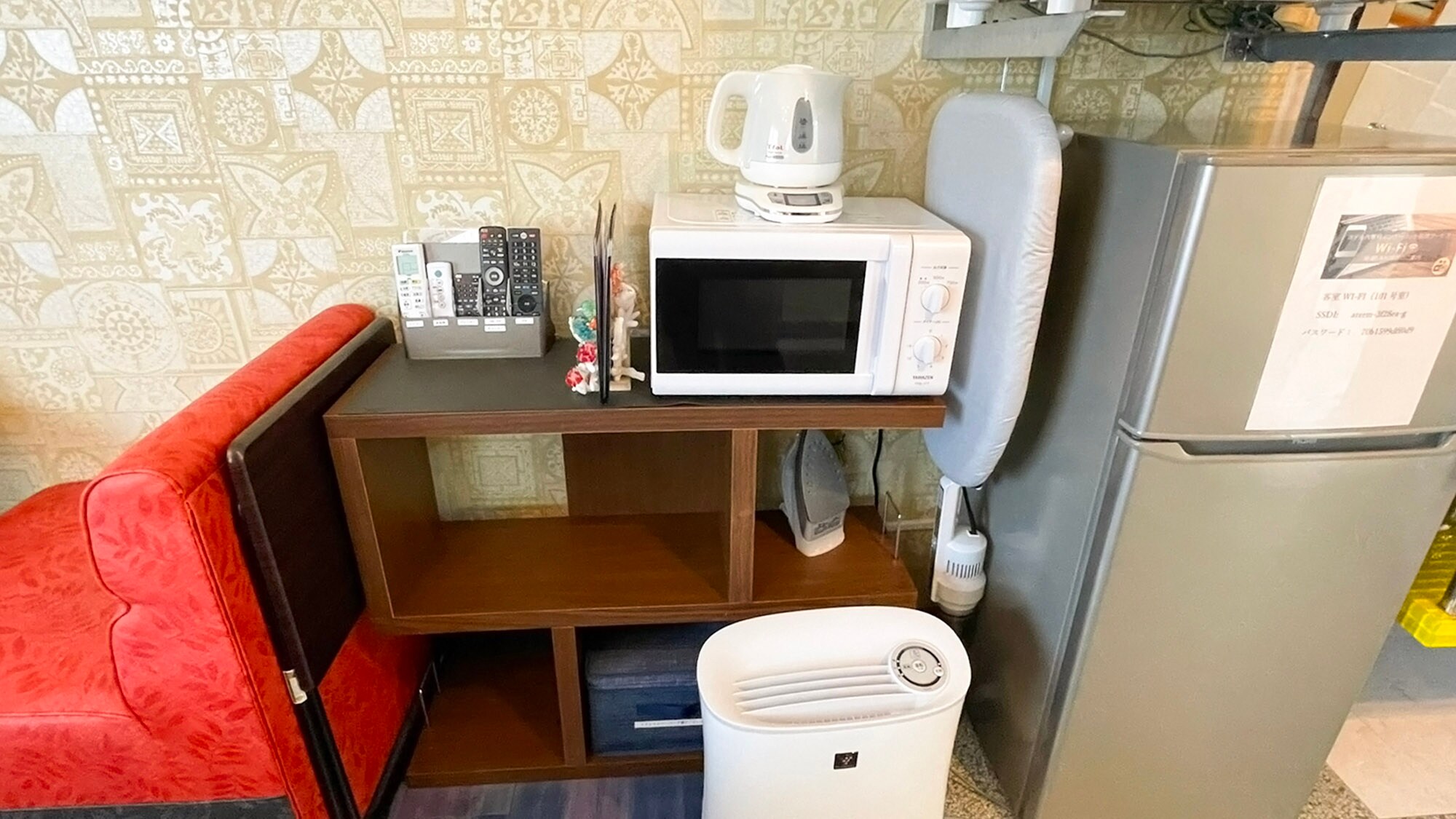・[Twin room] Equipped with a refrigerator, microwave, electric kettle, etc. Convenient for when you want to eat something hot.