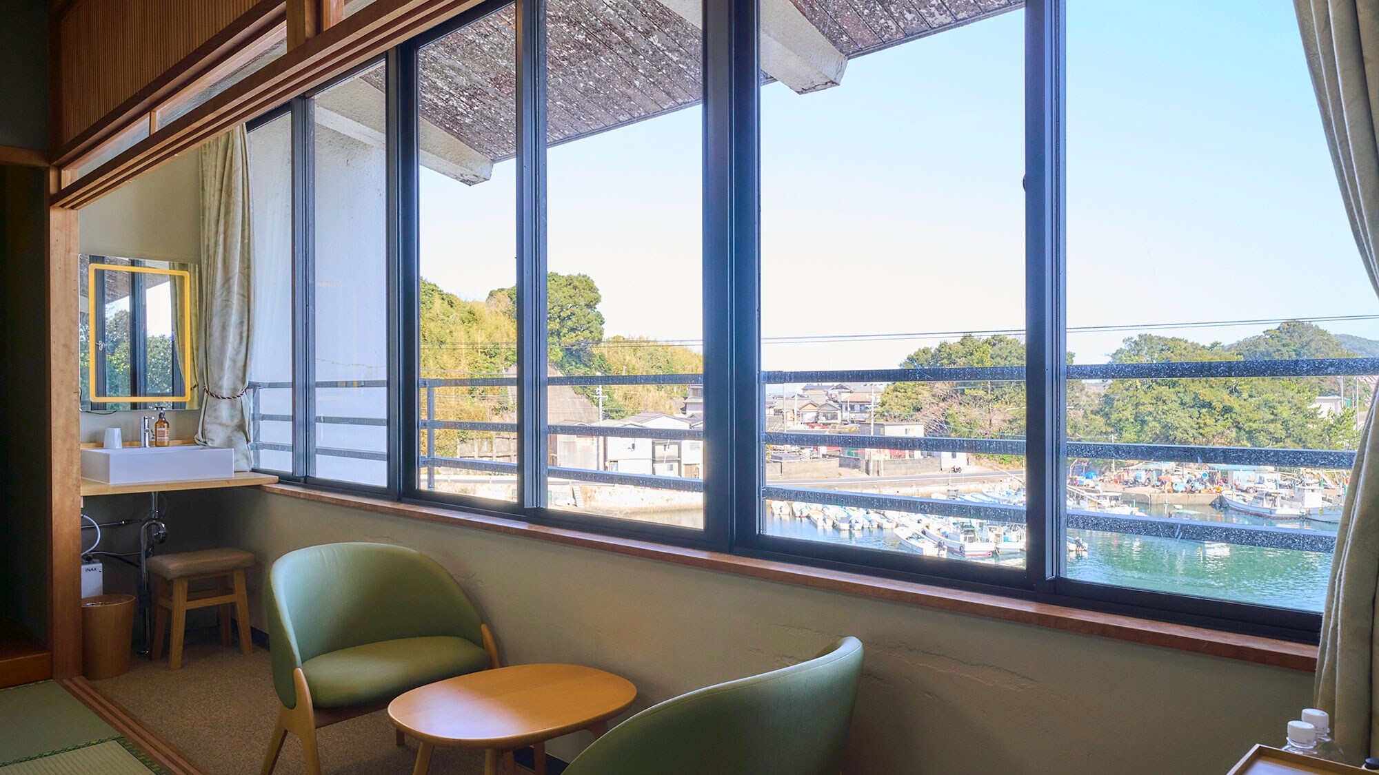 ・[Japanese-style room with 12 tatami mats] Enjoy a relaxing time while looking out at the fishing port.