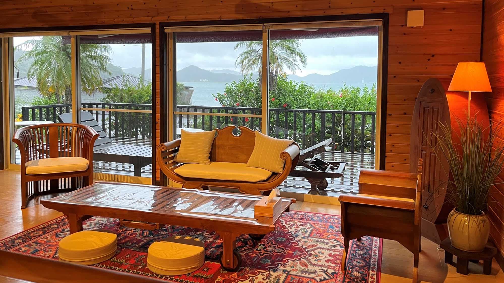 ・Cảnh biển nhìn từ phòng khách