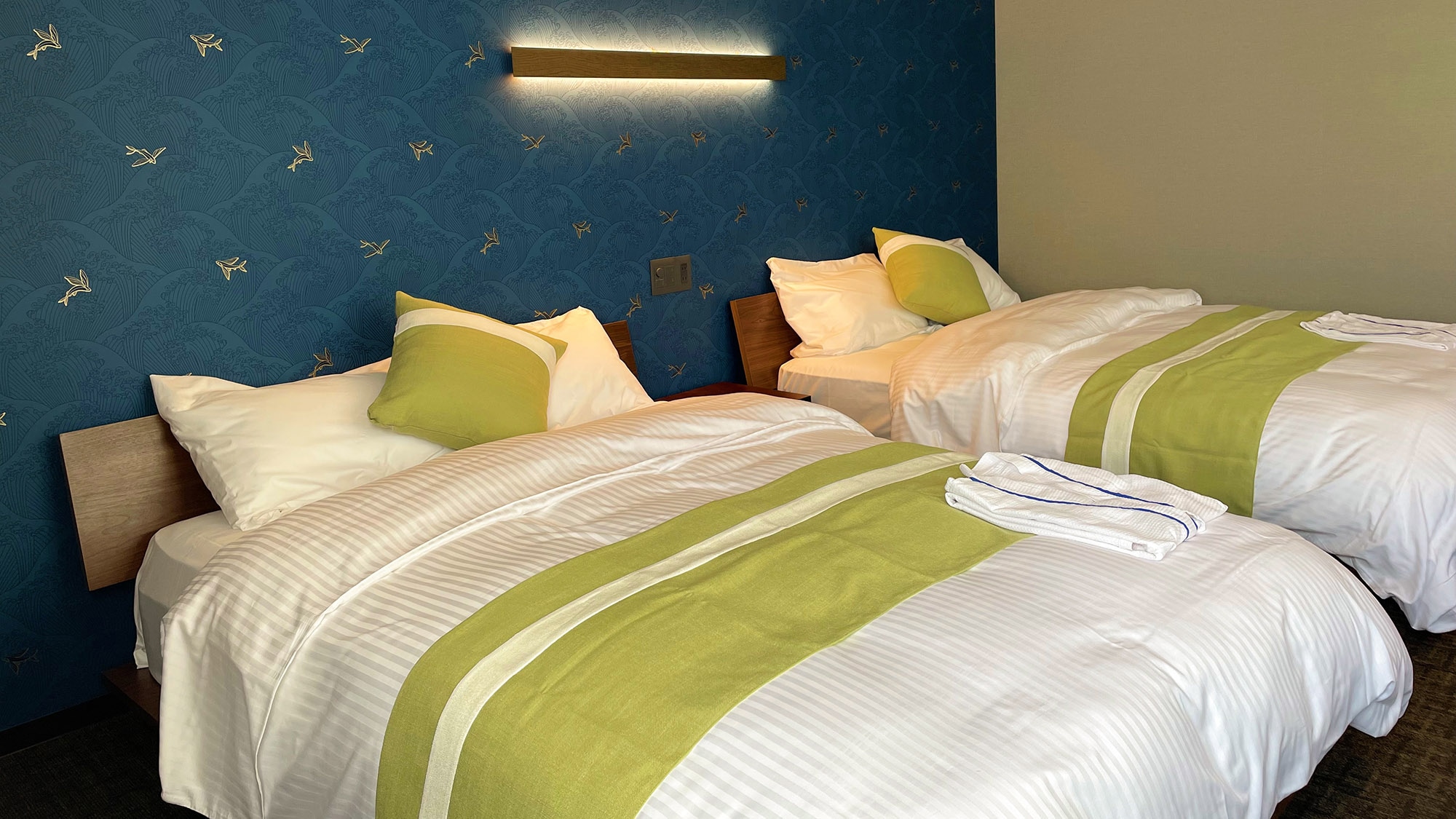 ・[Example of a Western-style room] The wallpaper has a Japanese feel to it.