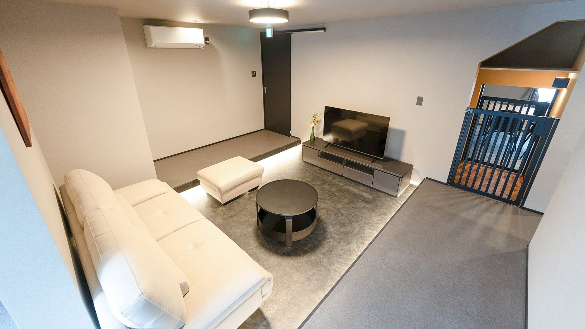 ・[Living room] There is a cage space for dogs right next to the living room.