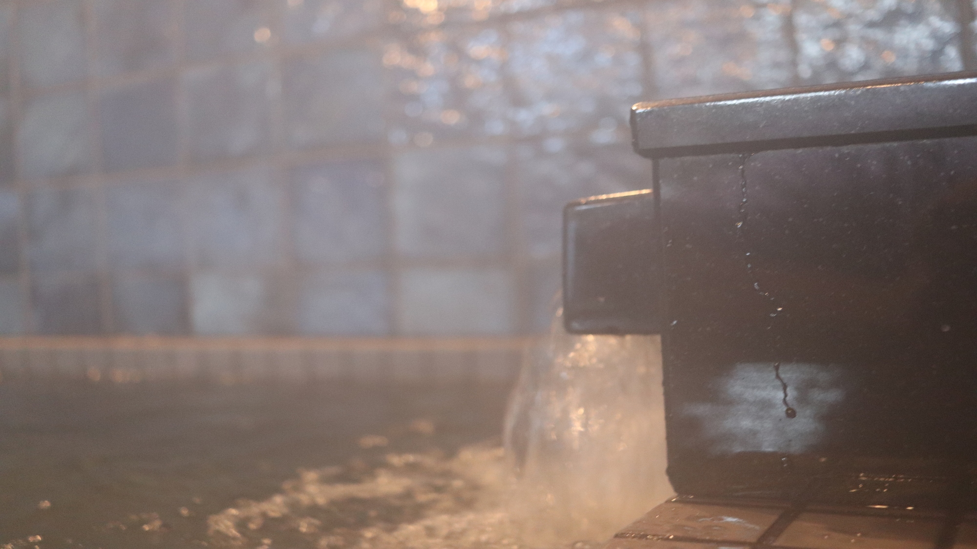 [Large public bath with alternating gender roles]