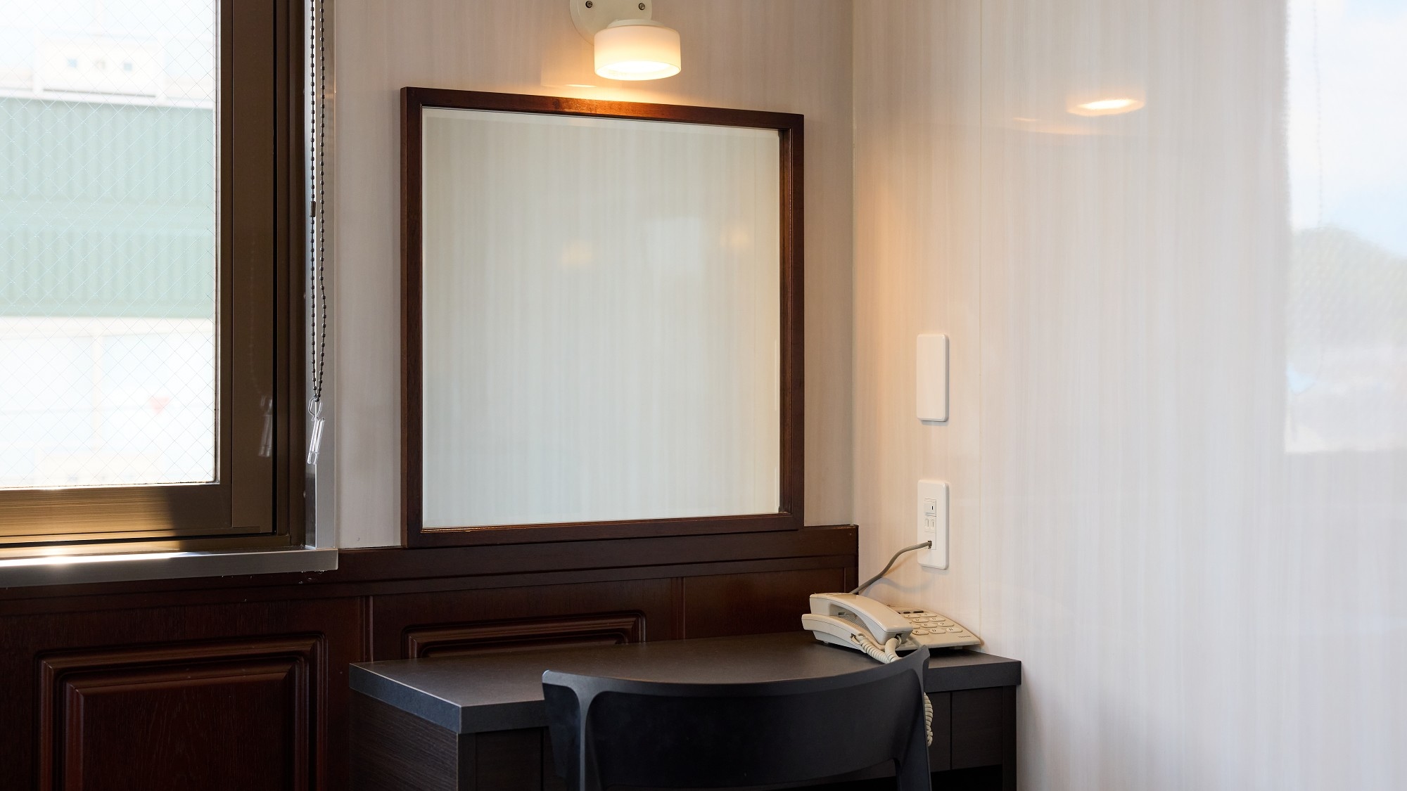 Western-style room desk example